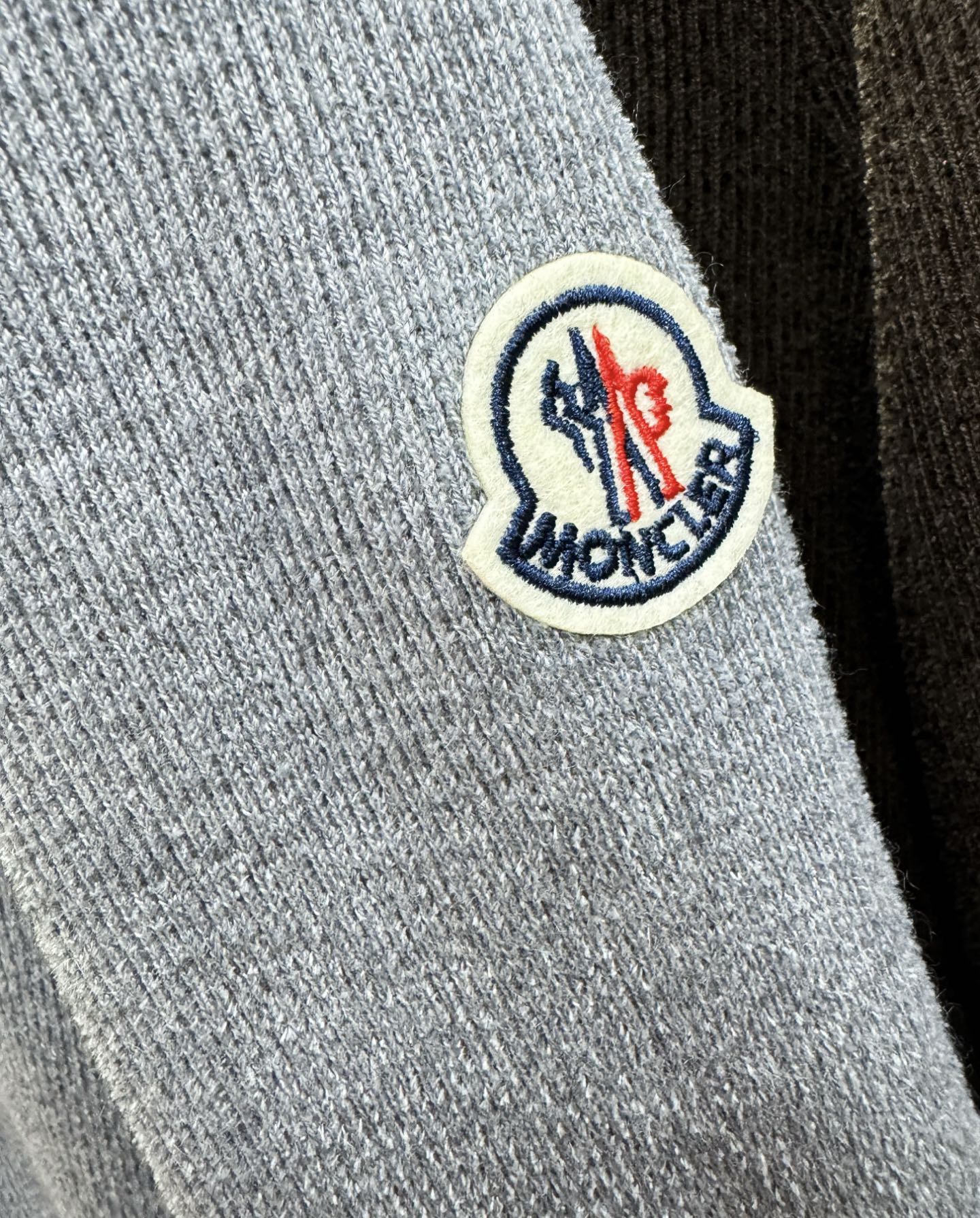 Moncler蒙口 新品爆款 新品羊毛毛衣，经典简约大气品牌针织羊毛毛衣，采用进口新西兰绵羊毛。柔软细腻