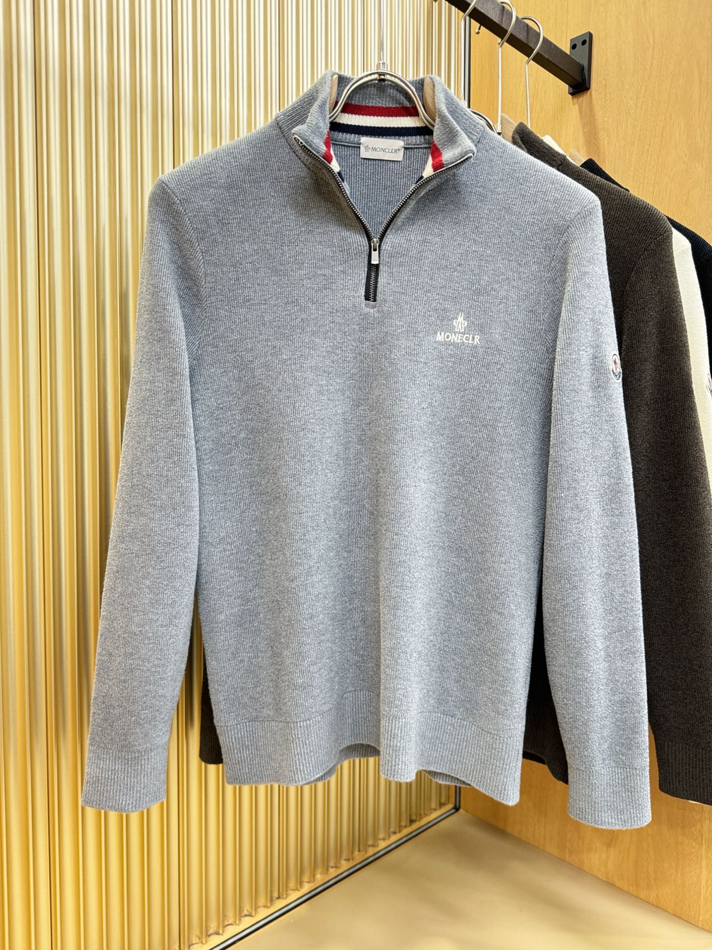 Moncler蒙口 新品爆款 新品羊毛毛衣，经典简约大气品牌针织羊毛毛衣，采用进口新西兰绵羊毛。柔软细腻