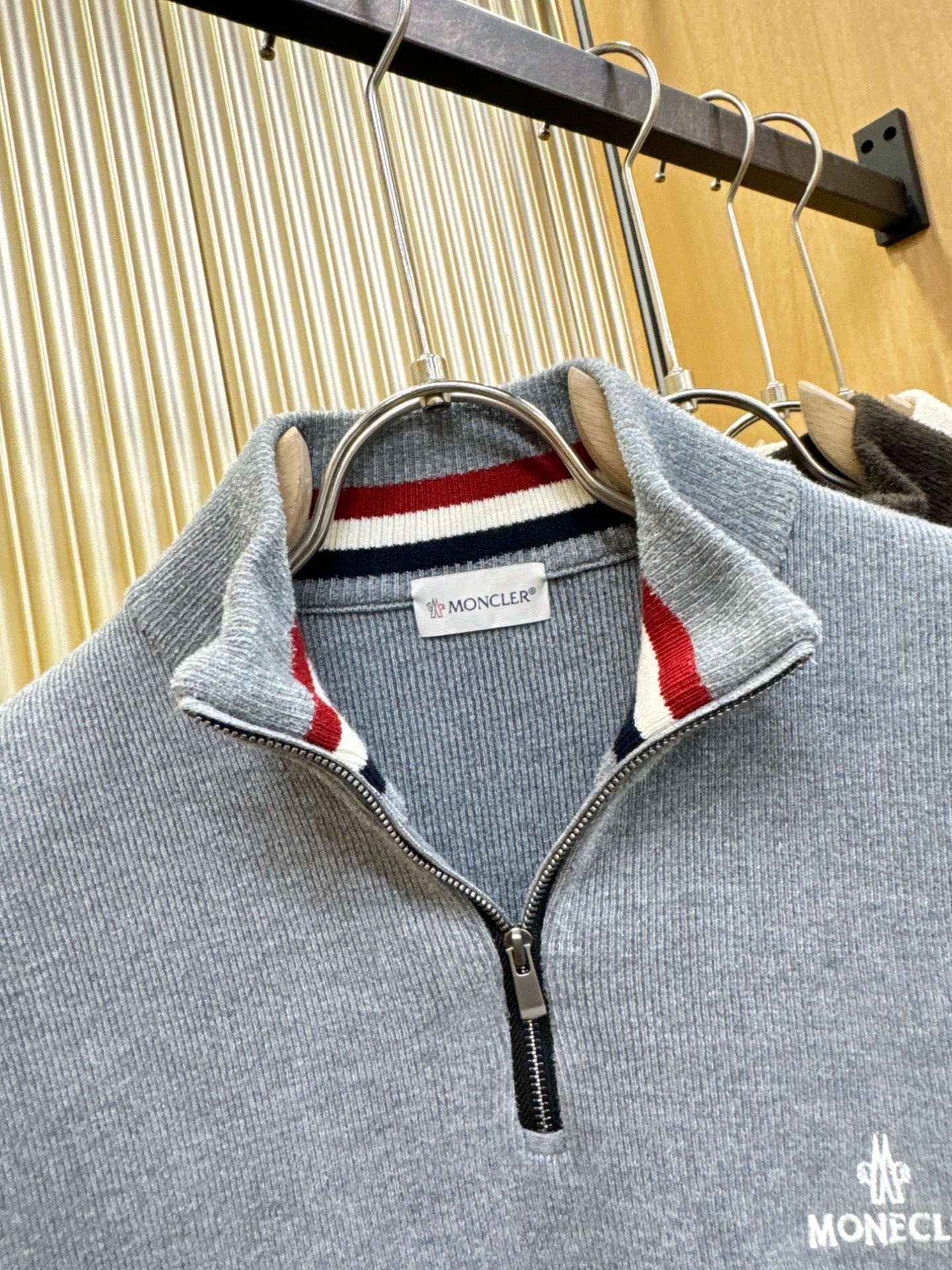 Moncler蒙口 新品爆款 新品羊毛毛衣，经典简约大气品牌针织羊毛毛衣，采用进口新西兰绵羊毛。柔软细腻