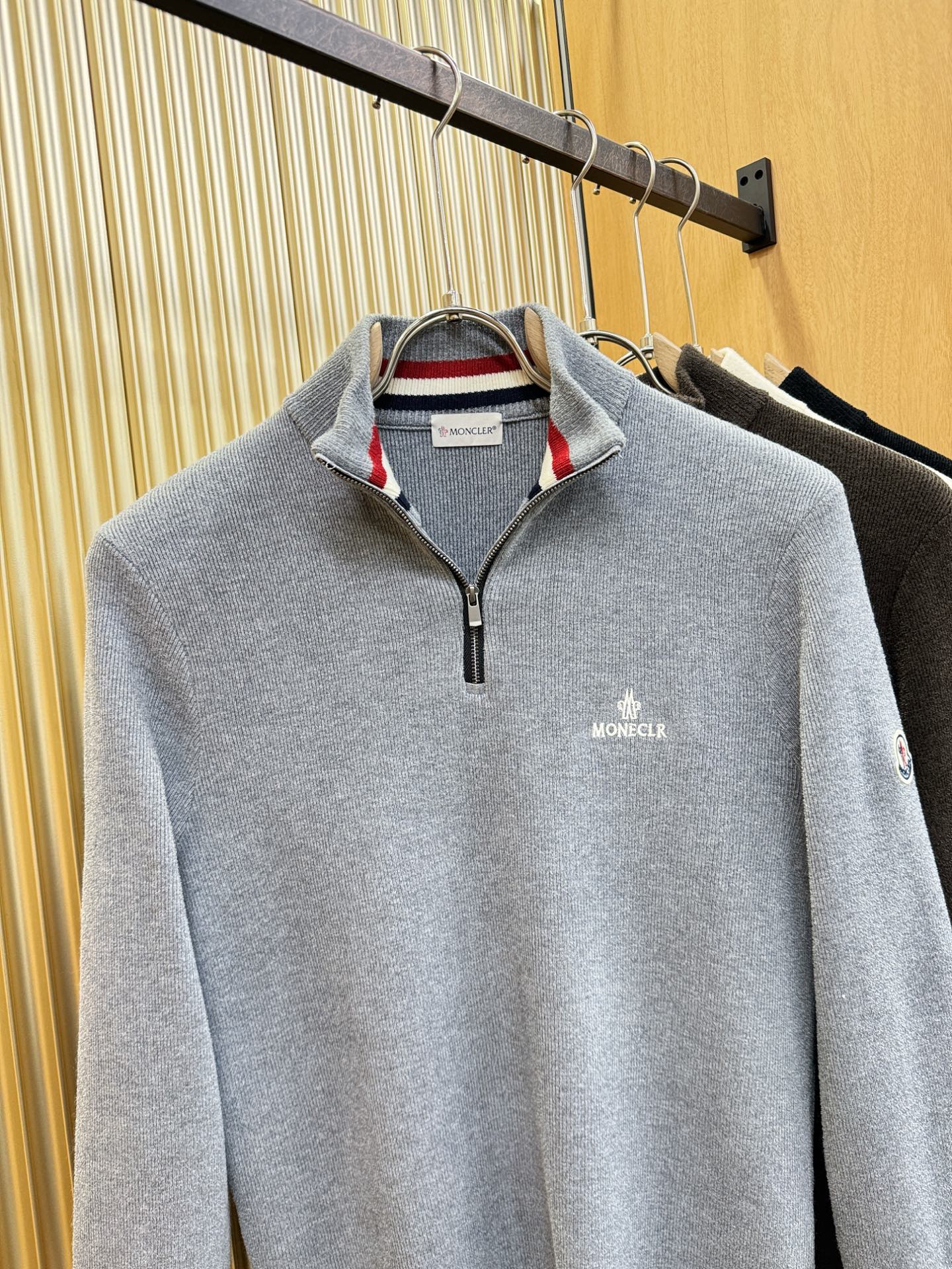 Moncler蒙口 新品爆款 新品羊毛毛衣，经典简约大气品牌针织羊毛毛衣，采用进口新西兰绵羊毛。柔软细腻