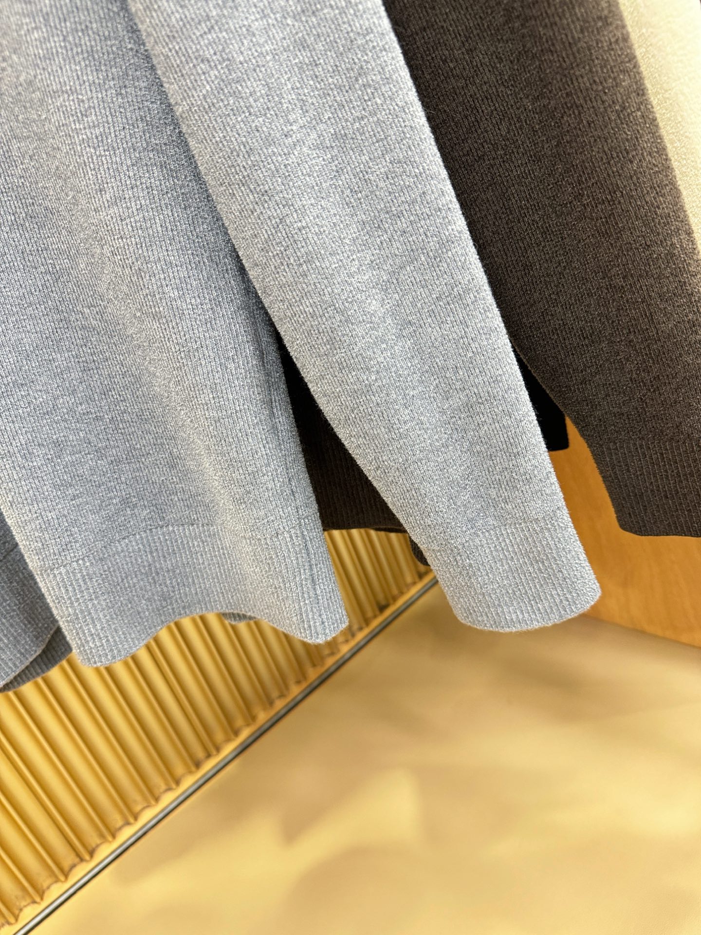 Moncler蒙口 新品爆款 新品羊毛毛衣，经典简约大气品牌针织羊毛毛衣，采用进口新西兰绵羊毛。柔软细腻