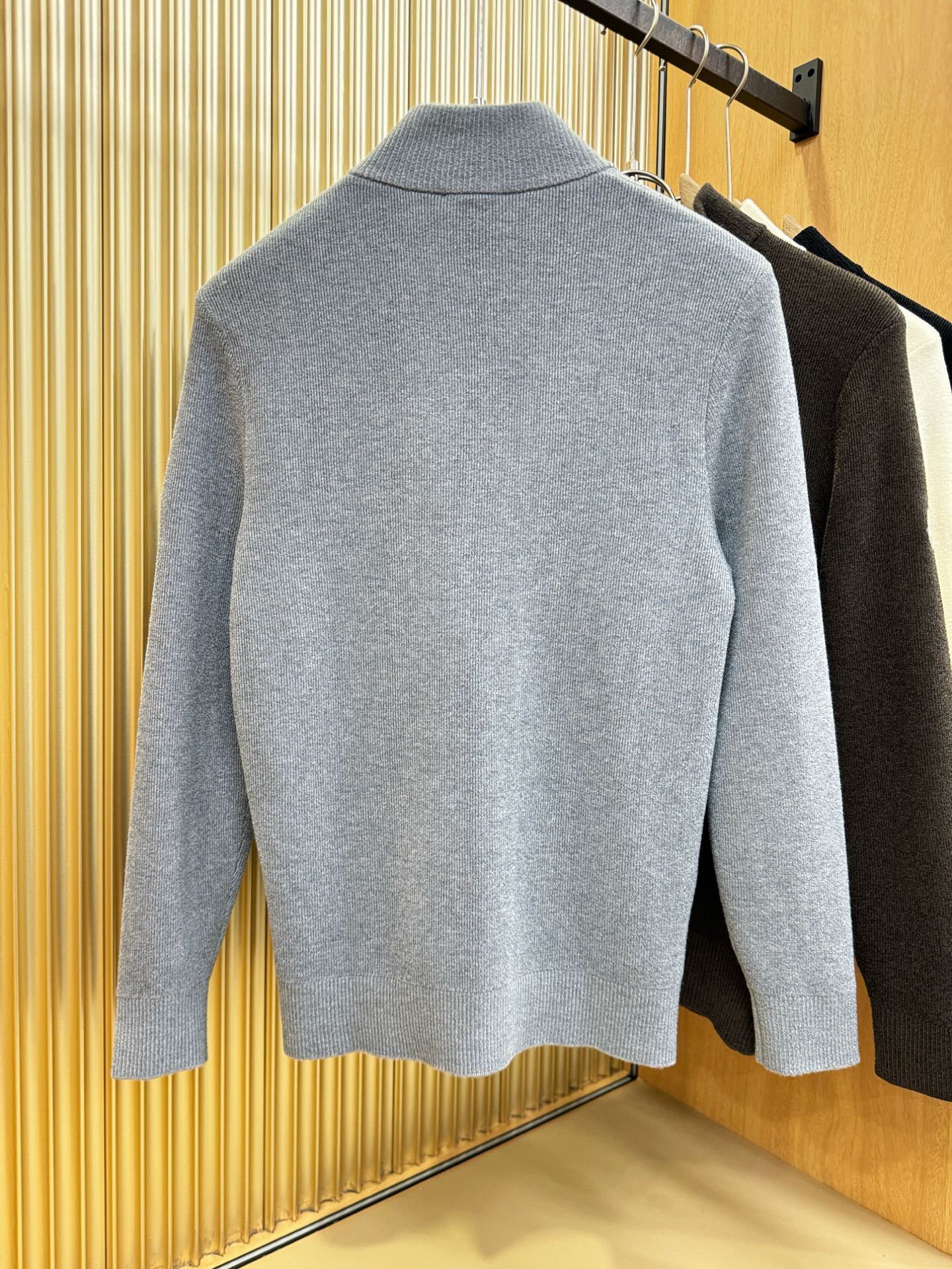 Moncler蒙口 新品爆款 新品羊毛毛衣，经典简约大气品牌针织羊毛毛衣，采用进口新西兰绵羊毛。柔软细腻