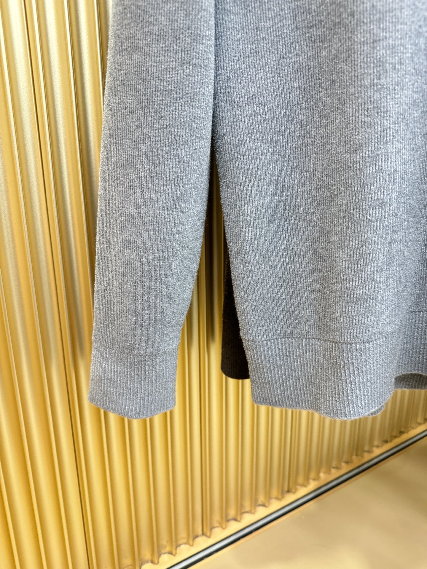 Moncler蒙口 新品爆款 新品羊毛毛衣，经典简约大气品牌针织羊毛毛衣，采用进口新西兰绵羊毛。柔软细腻