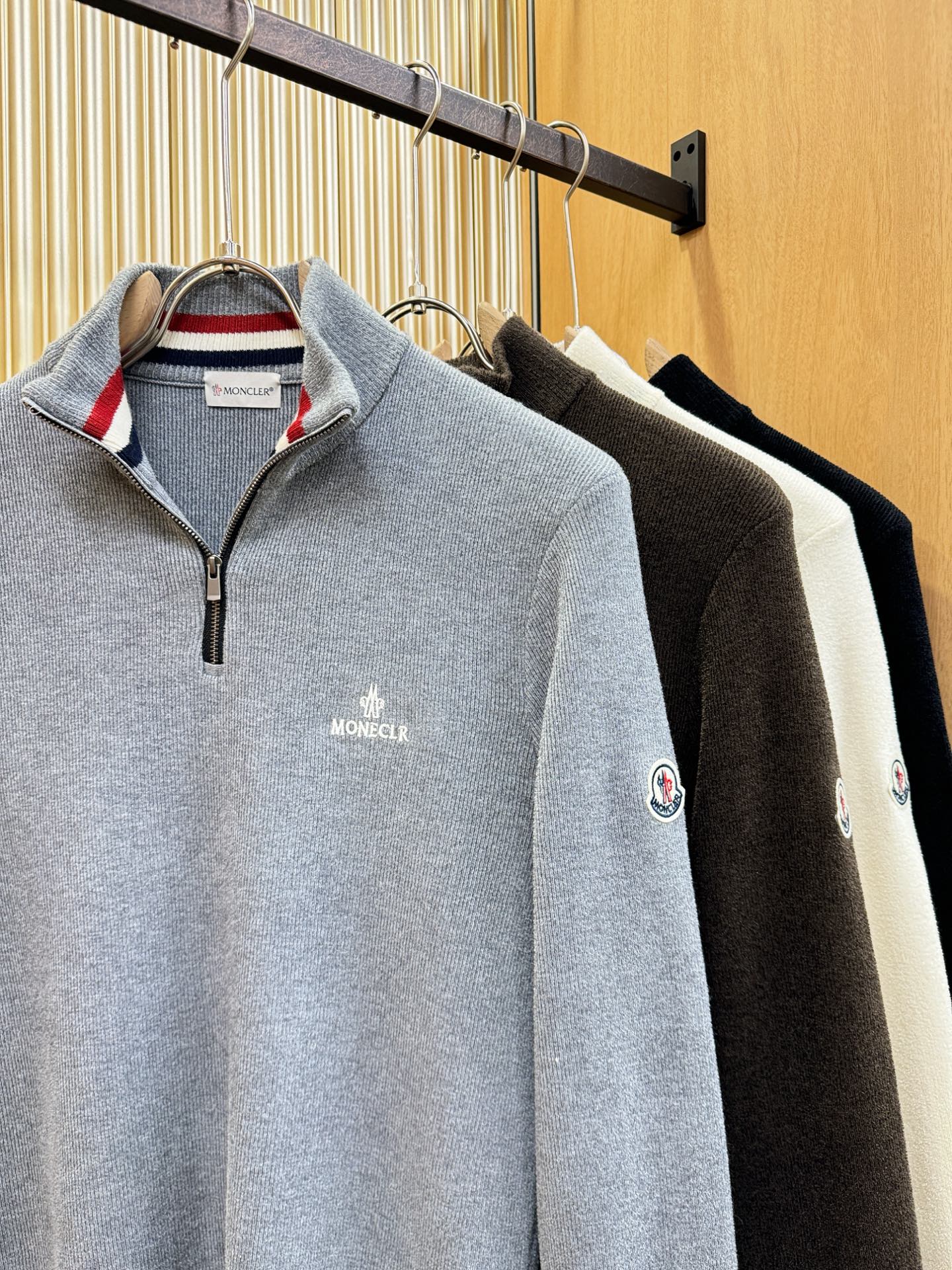 Moncler蒙口 新品爆款 新品羊毛毛衣，经典简约大气品牌针织羊毛毛衣，采用进口新西兰绵羊毛。柔软细腻