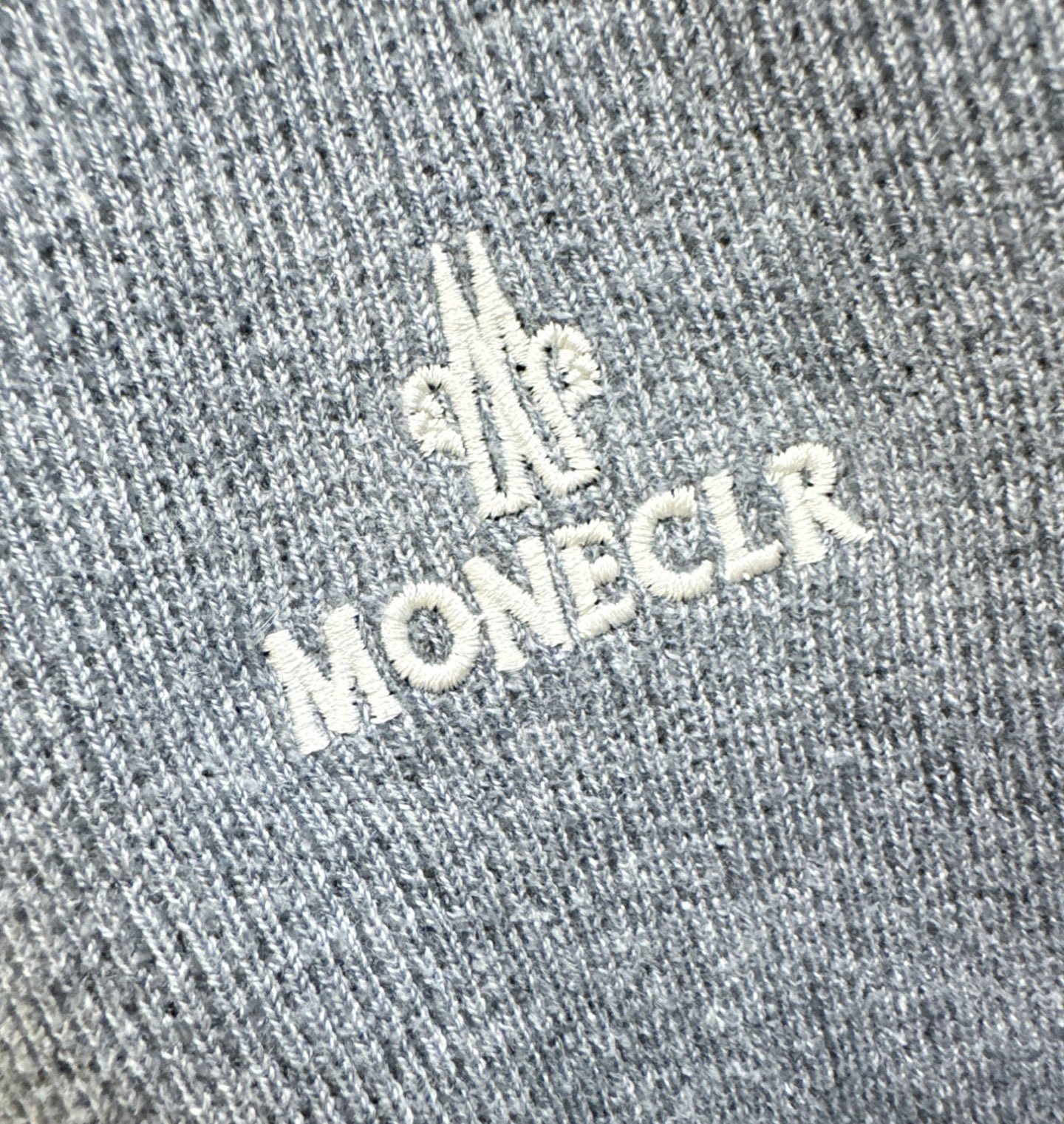 Moncler蒙口 新品爆款 新品羊毛毛衣，经典简约大气品牌针织羊毛毛衣，采用进口新西兰绵羊毛。柔软细腻