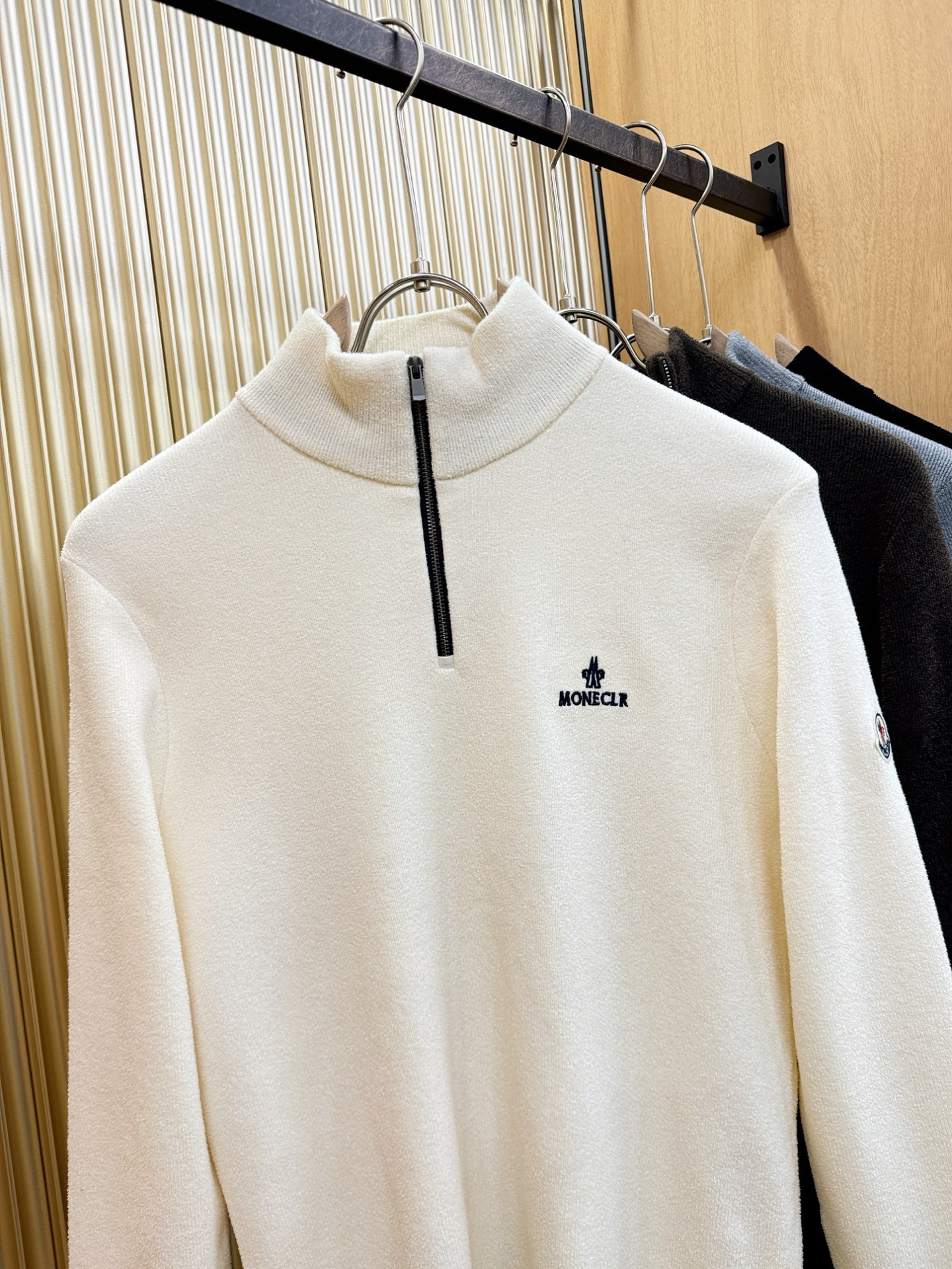 Moncler蒙口 新品爆款 新品羊毛毛衣，经典简约大气品牌针织羊毛毛衣，采用进口新西兰绵羊毛。柔软细腻