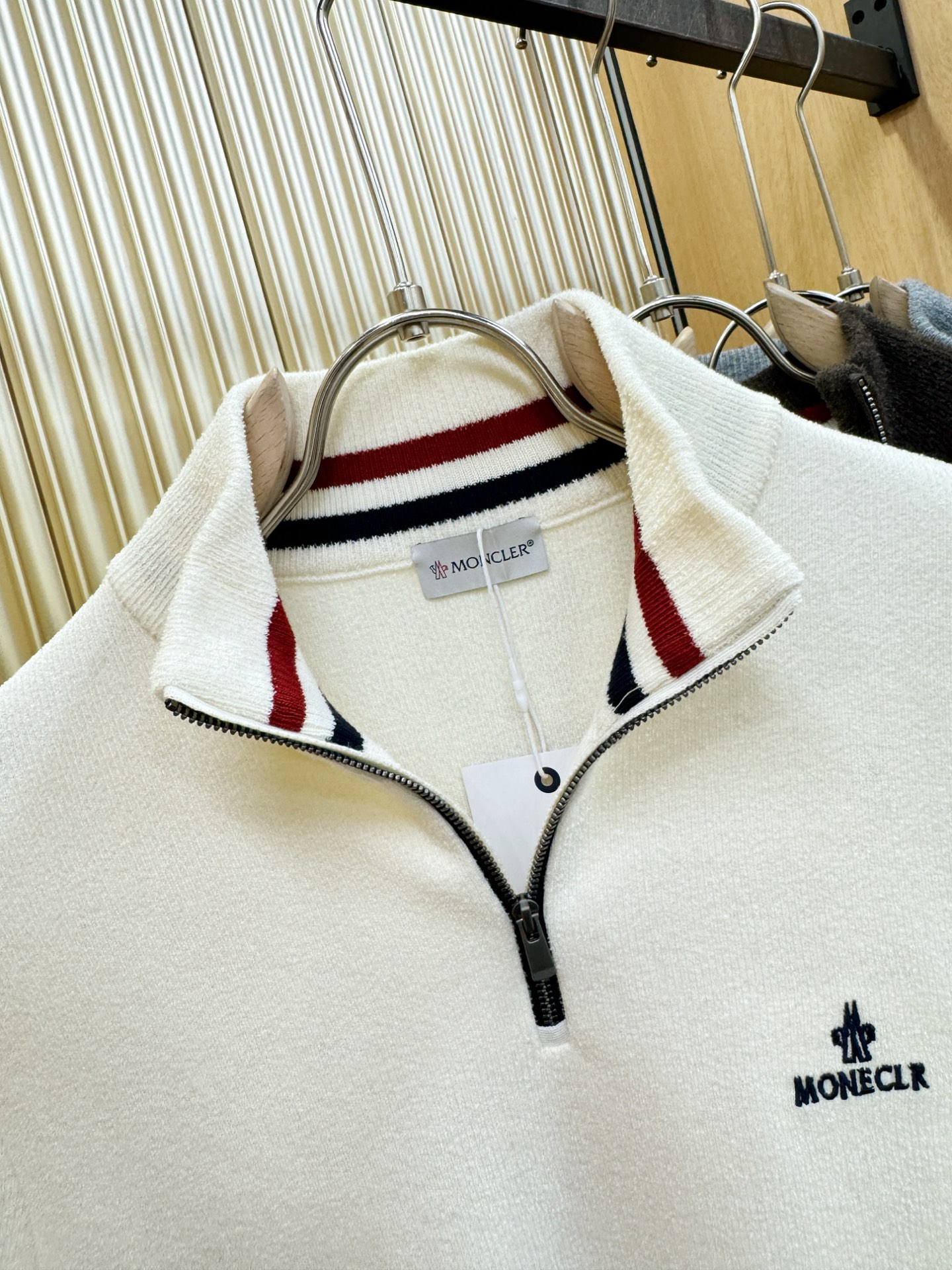 Moncler蒙口 新品爆款 新品羊毛毛衣，经典简约大气品牌针织羊毛毛衣，采用进口新西兰绵羊毛。柔软细腻