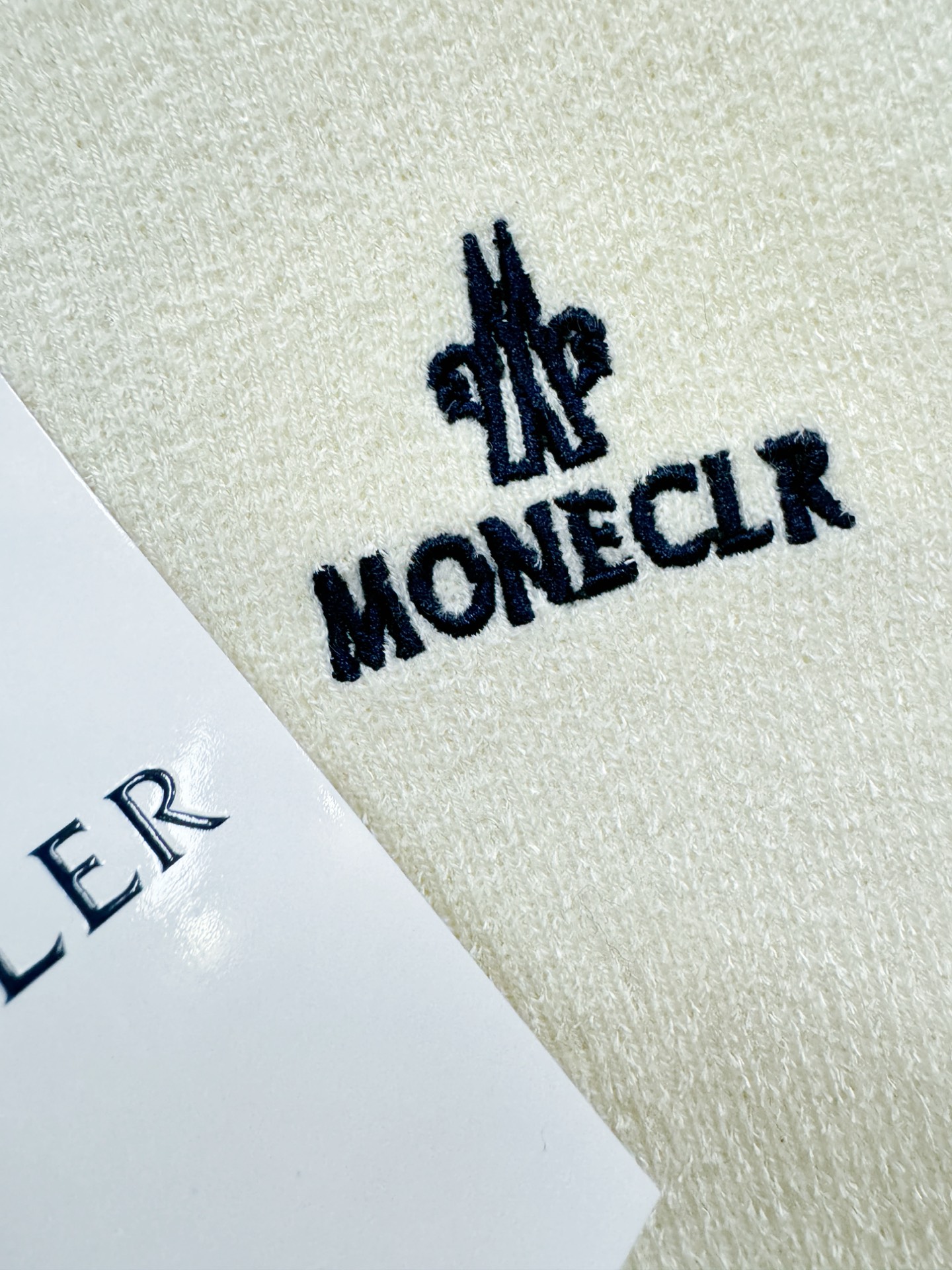 Moncler蒙口 新品爆款 新品羊毛毛衣，经典简约大气品牌针织羊毛毛衣，采用进口新西兰绵羊毛。柔软细腻