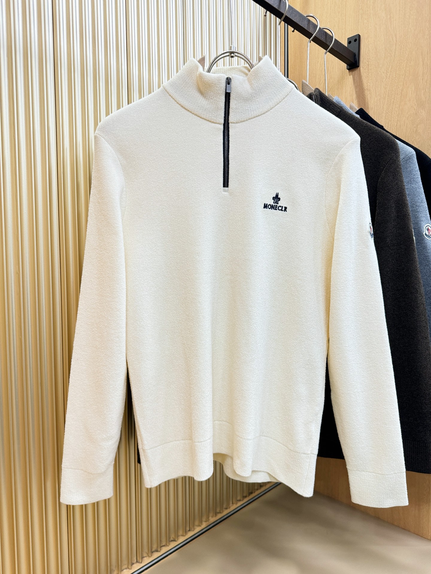 Moncler蒙口 新品爆款 新品羊毛毛衣，经典简约大气品牌针织羊毛毛衣，采用进口新西兰绵羊毛。柔软细腻