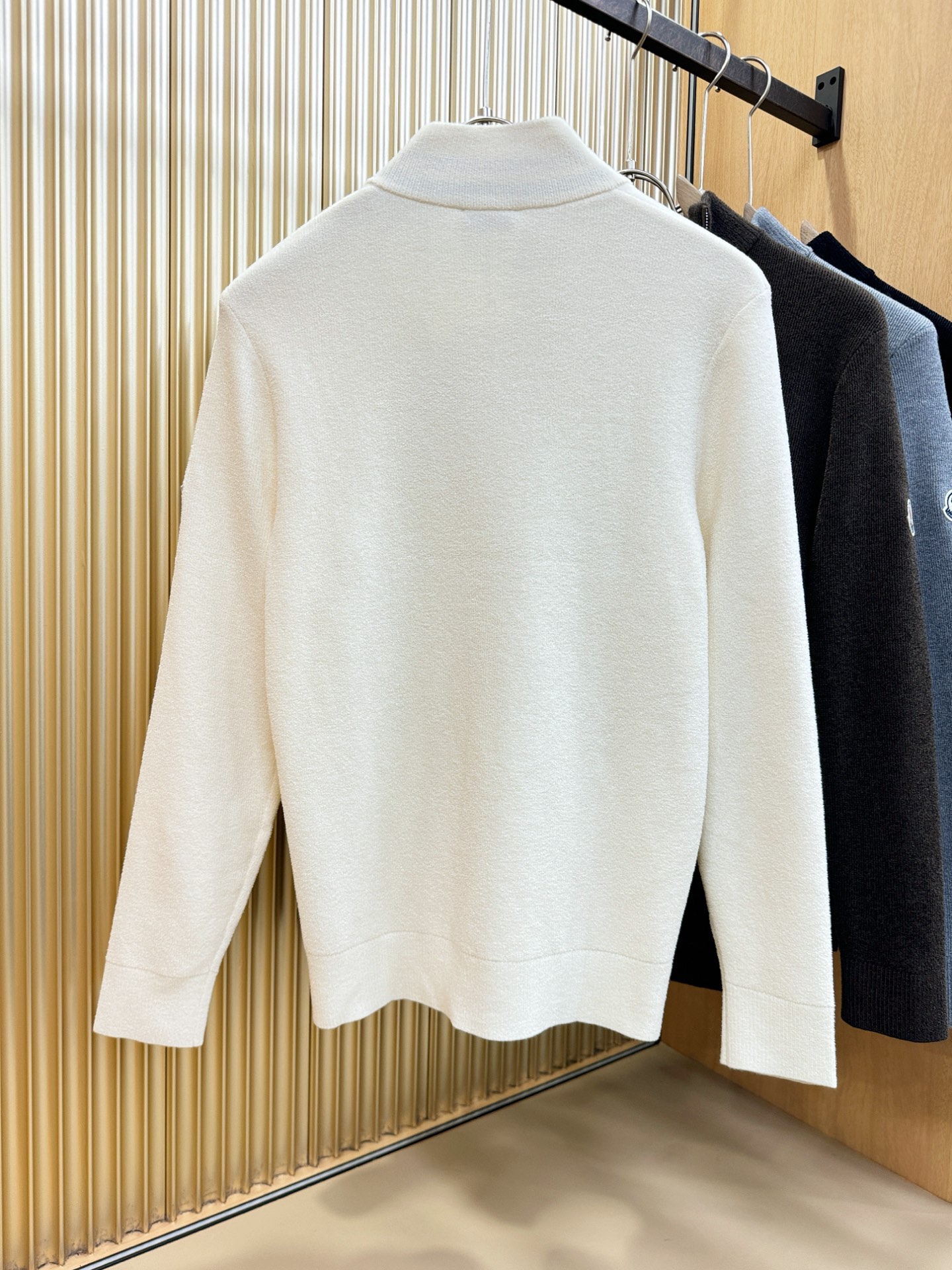 Moncler蒙口 新品爆款 新品羊毛毛衣，经典简约大气品牌针织羊毛毛衣，采用进口新西兰绵羊毛。柔软细腻