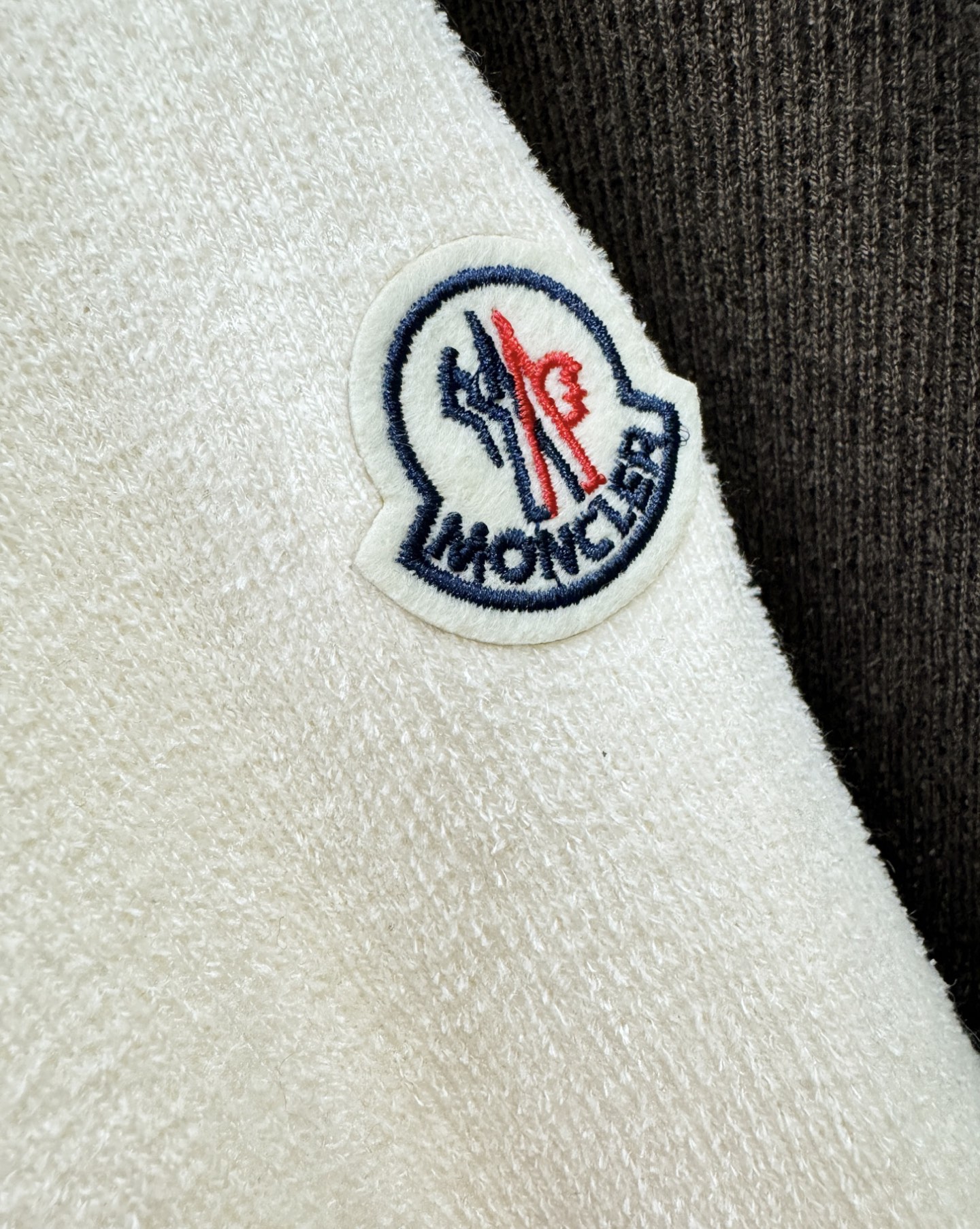 Moncler蒙口 新品爆款 新品羊毛毛衣，经典简约大气品牌针织羊毛毛衣，采用进口新西兰绵羊毛。柔软细腻