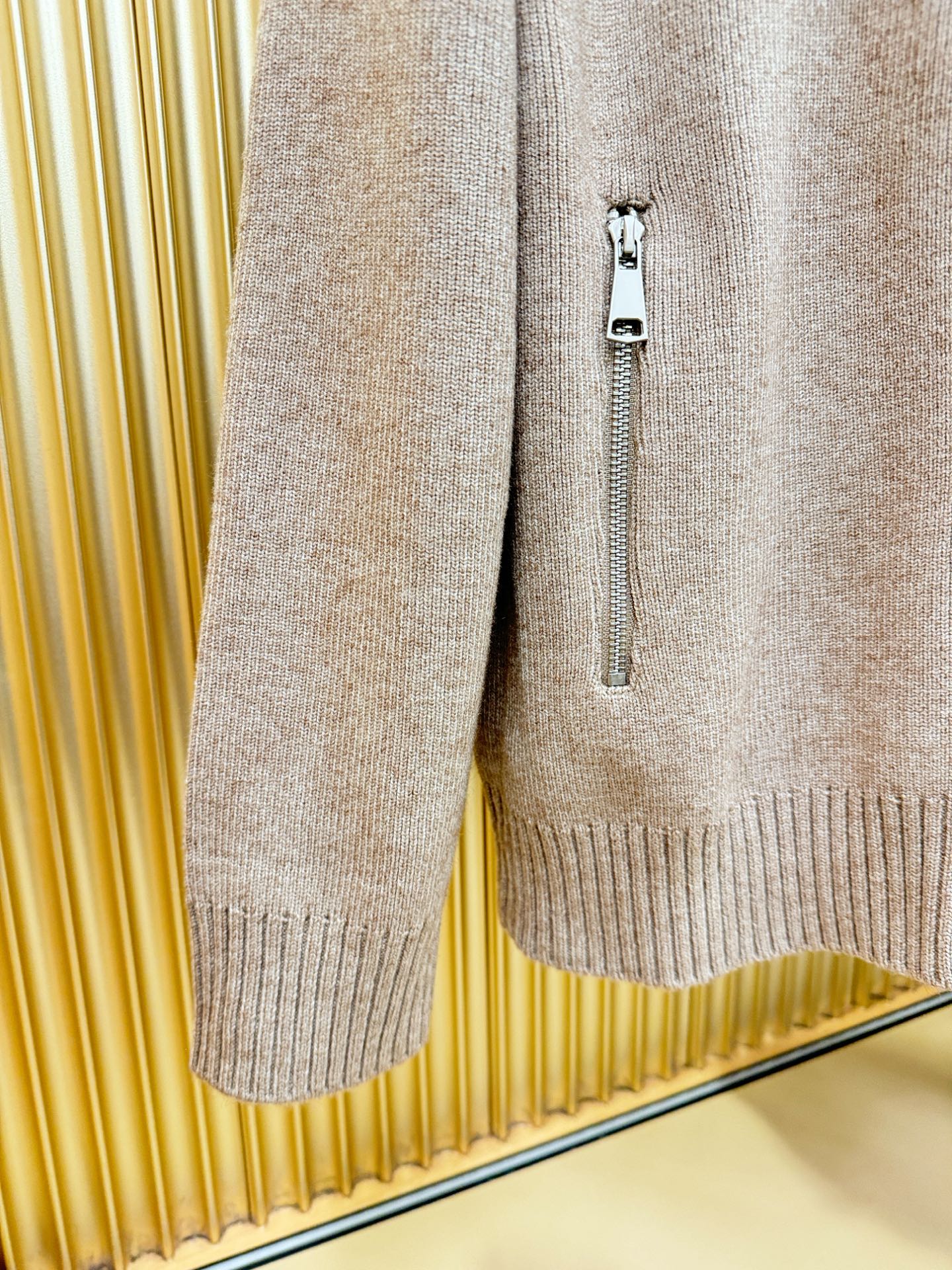 Loro Piana诺悠翩雅 新品爆款 新品拉链羊毛毛衣，经典简约大气品牌针织羊毛毛衣，采用进口新西兰绵