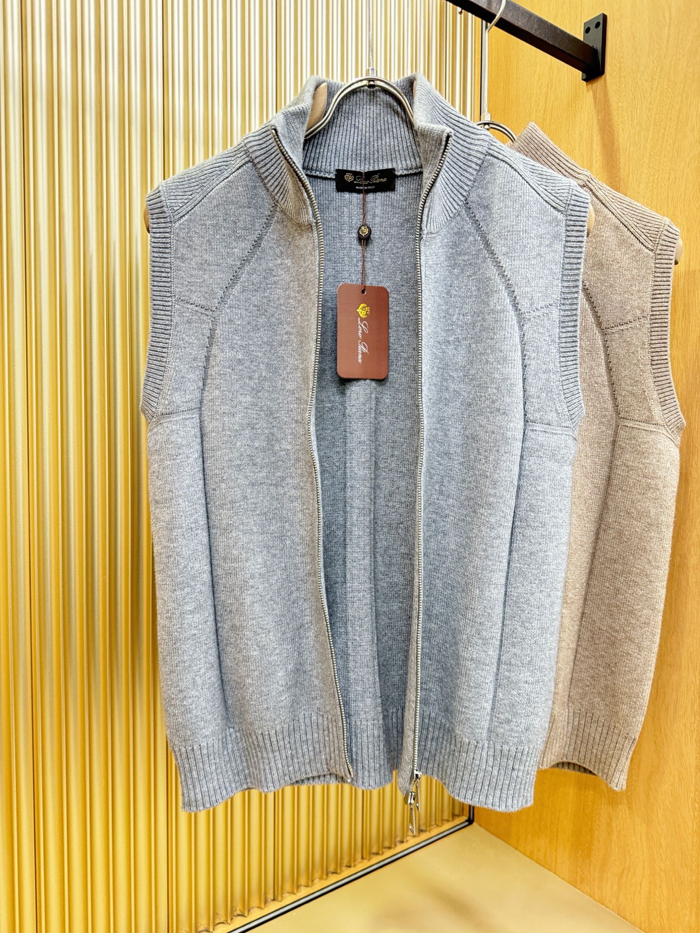 Loro Piana诺悠翩雅 新品爆款 新品拉链毛衣马甲，经典简约大气品牌针织羊毛马甲，采用进口新西兰绵