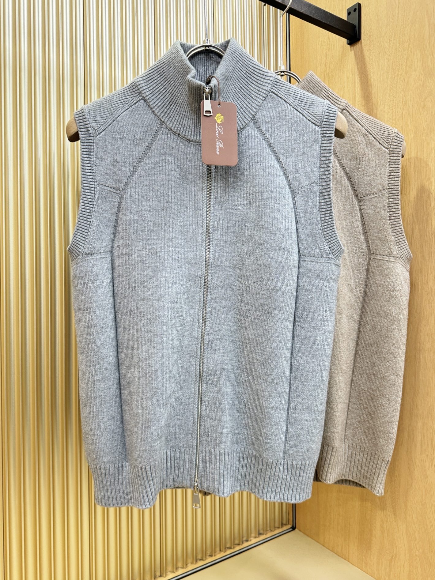 Loro Piana诺悠翩雅 新品爆款 新品拉链毛衣马甲，经典简约大气品牌针织羊毛马甲，采用进口新西兰绵