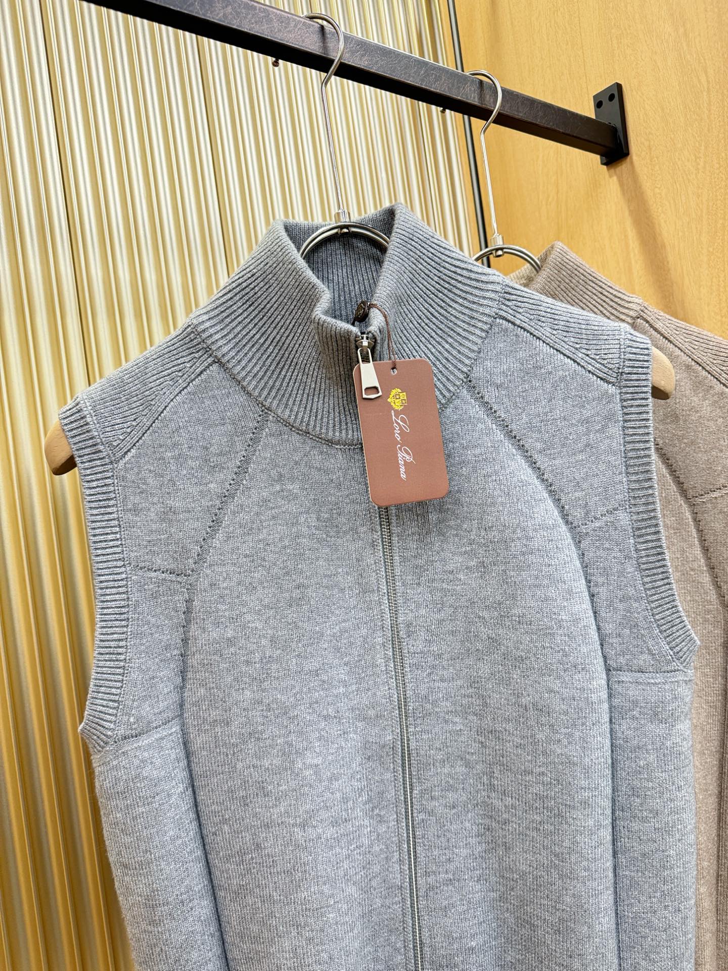 Loro Piana诺悠翩雅 新品爆款 新品拉链毛衣马甲，经典简约大气品牌针织羊毛马甲，采用进口新西兰绵