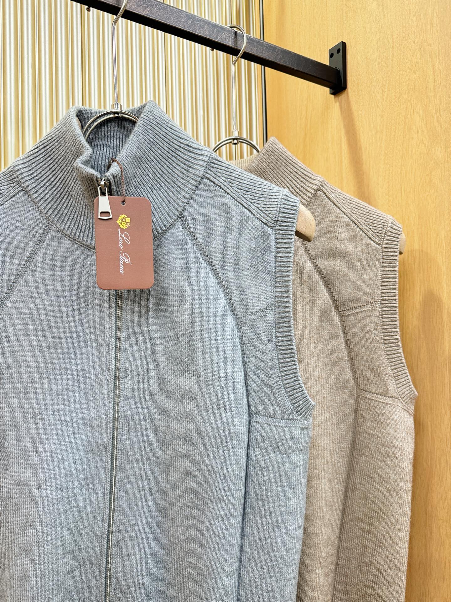 Loro Piana诺悠翩雅 新品爆款 新品拉链毛衣马甲，经典简约大气品牌针织羊毛马甲，采用进口新西兰绵