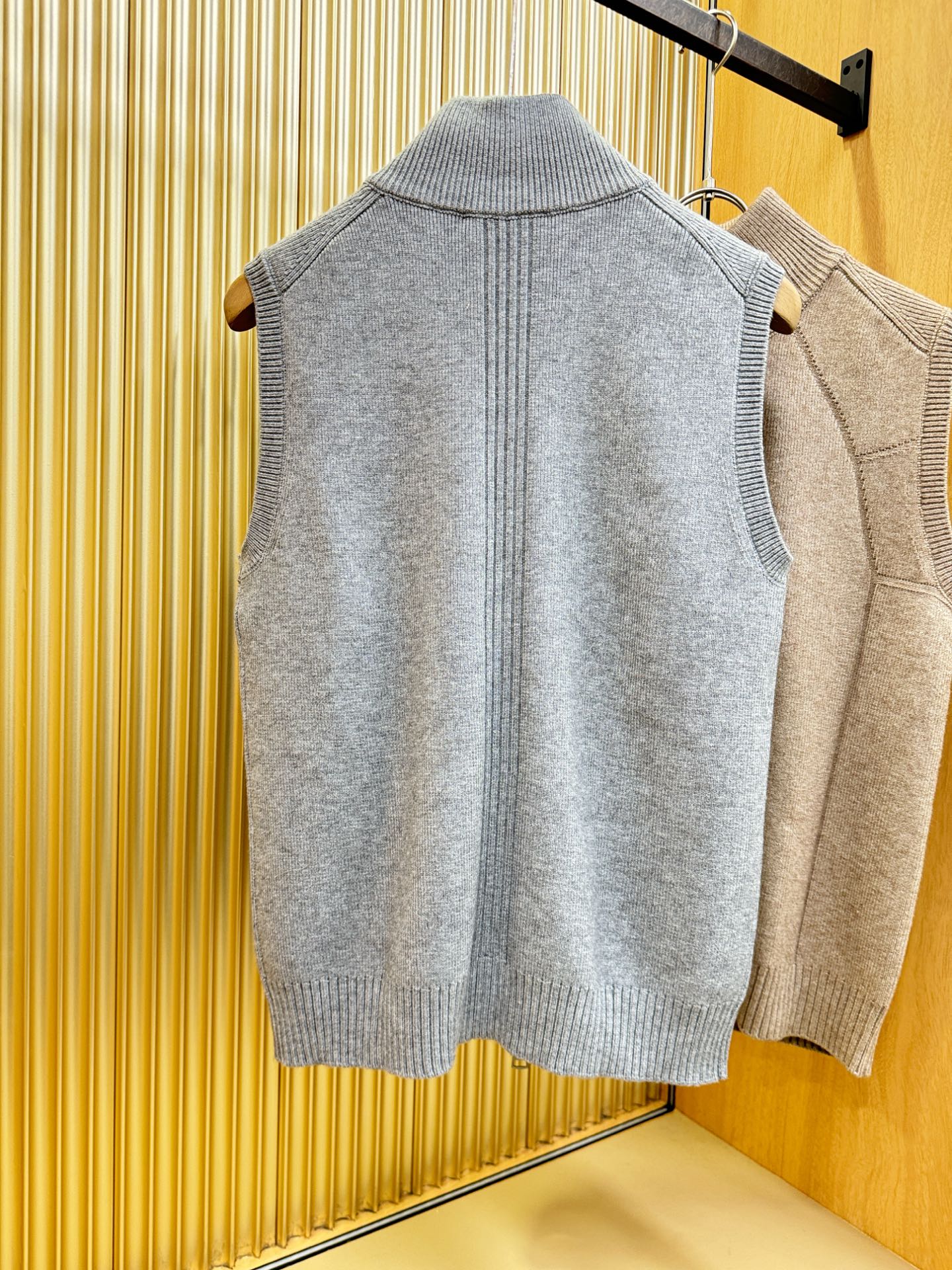 Loro Piana诺悠翩雅 新品爆款 新品拉链毛衣马甲，经典简约大气品牌针织羊毛马甲，采用进口新西兰绵