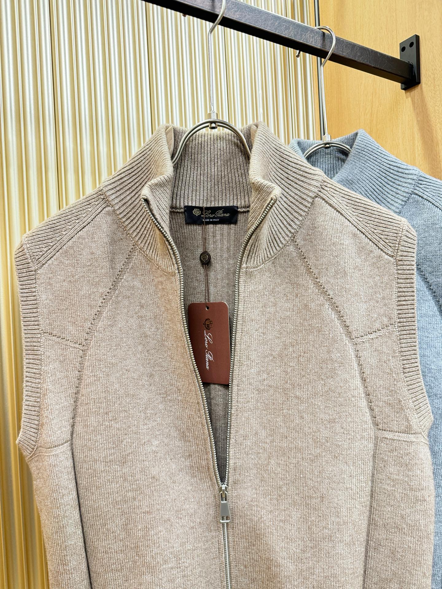 Loro Piana诺悠翩雅 新品爆款 新品拉链毛衣马甲，经典简约大气品牌针织羊毛马甲，采用进口新西兰绵