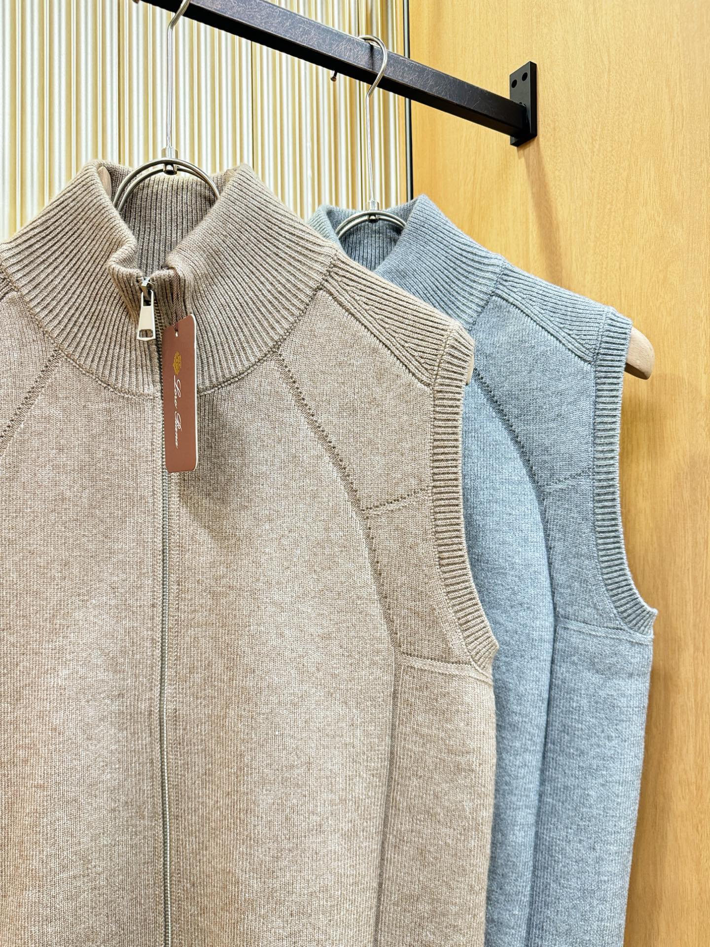 Loro Piana诺悠翩雅 新品爆款 新品拉链毛衣马甲，经典简约大气品牌针织羊毛马甲，采用进口新西兰绵