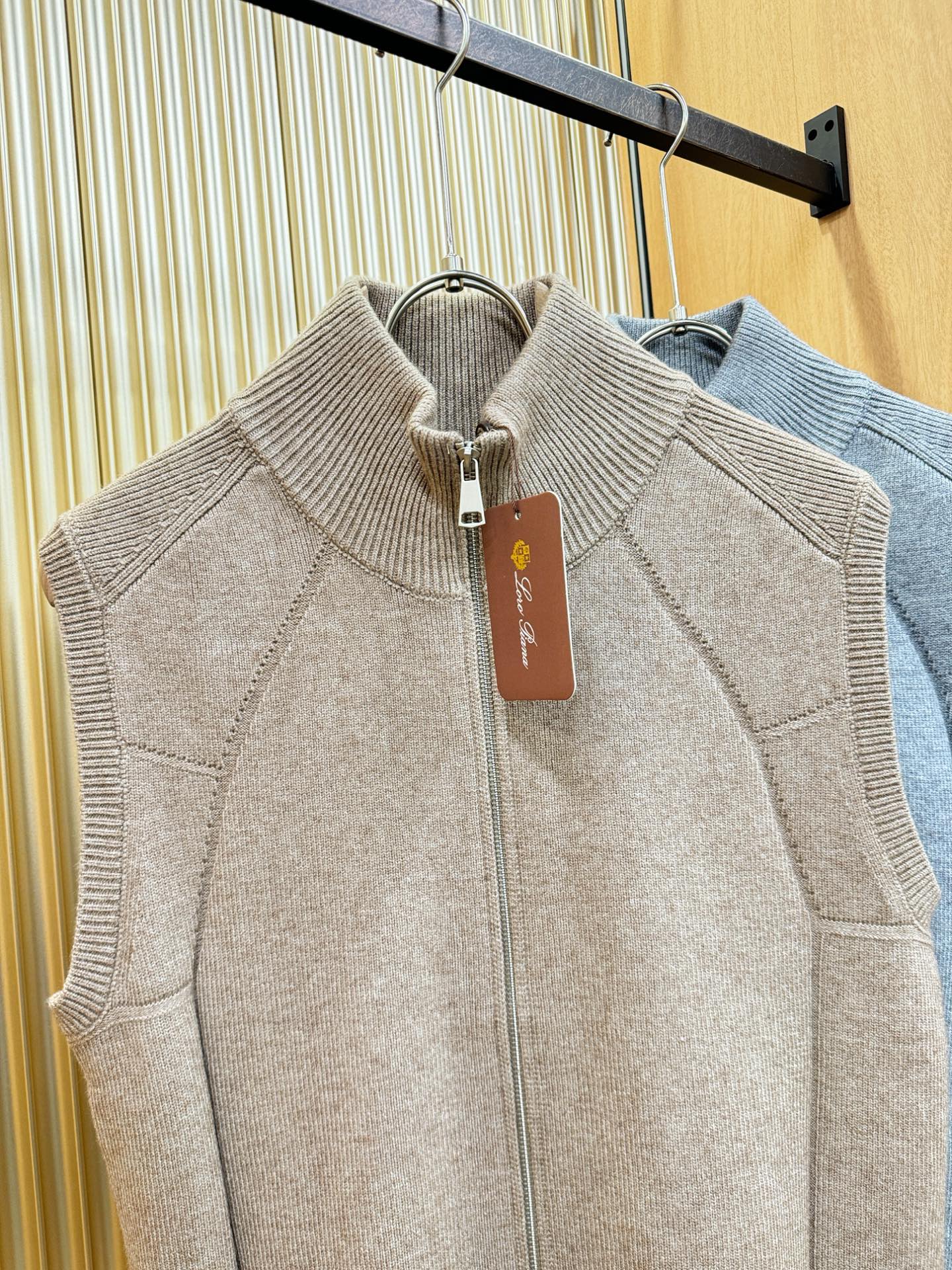 Loro Piana诺悠翩雅 新品爆款 新品拉链毛衣马甲，经典简约大气品牌针织羊毛马甲，采用进口新西兰绵