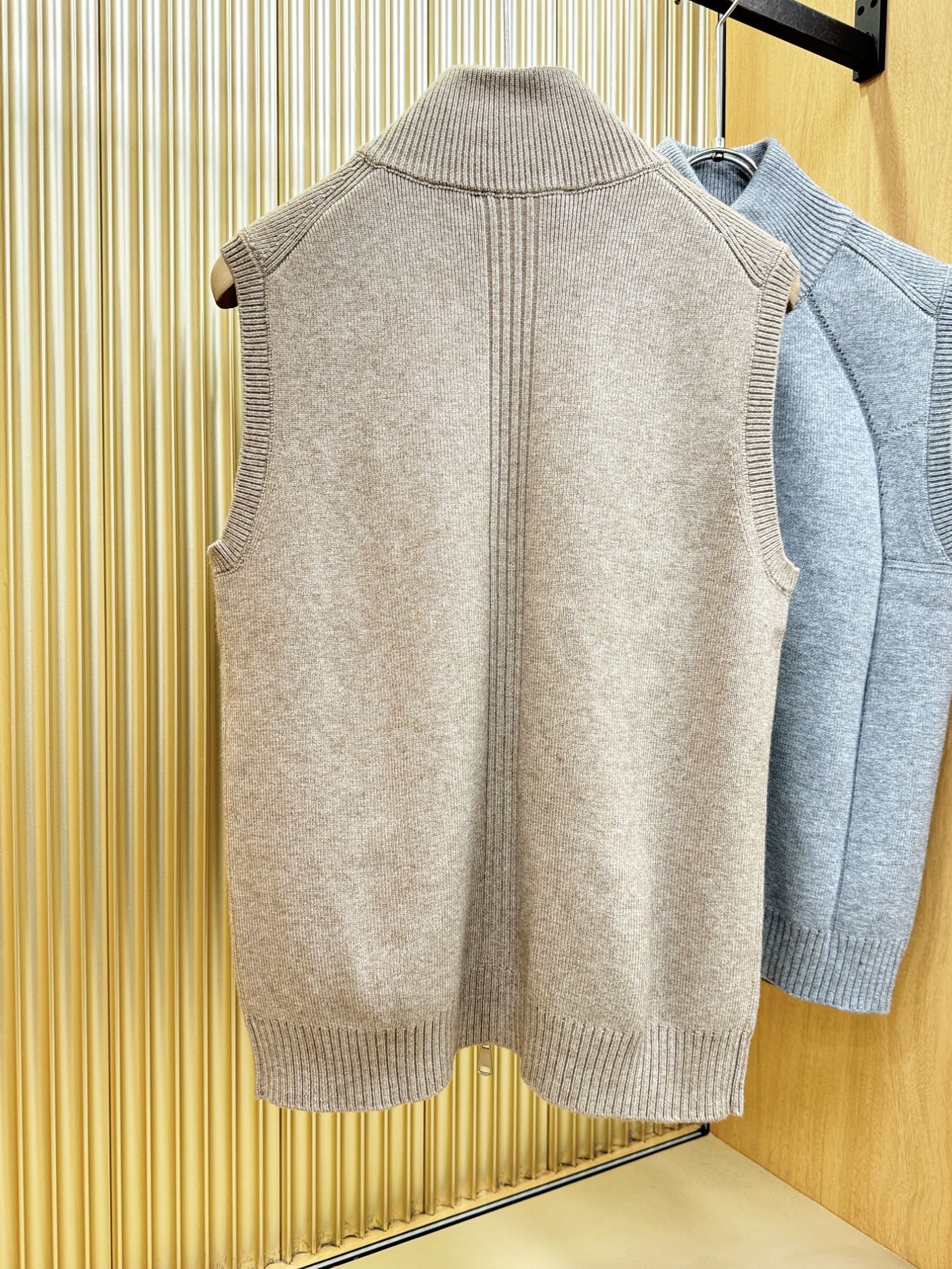 Loro Piana诺悠翩雅 新品爆款 新品拉链毛衣马甲，经典简约大气品牌针织羊毛马甲，采用进口新西兰绵