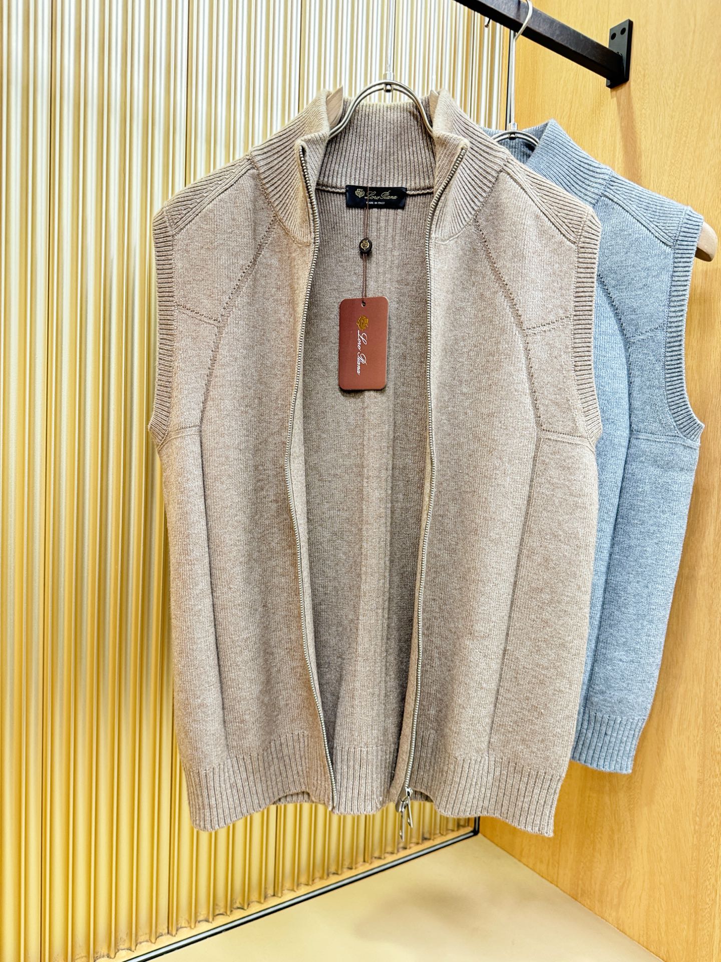 Loro Piana诺悠翩雅 新品爆款 新品拉链毛衣马甲，经典简约大气品牌针织羊毛马甲，采用进口新西兰绵
