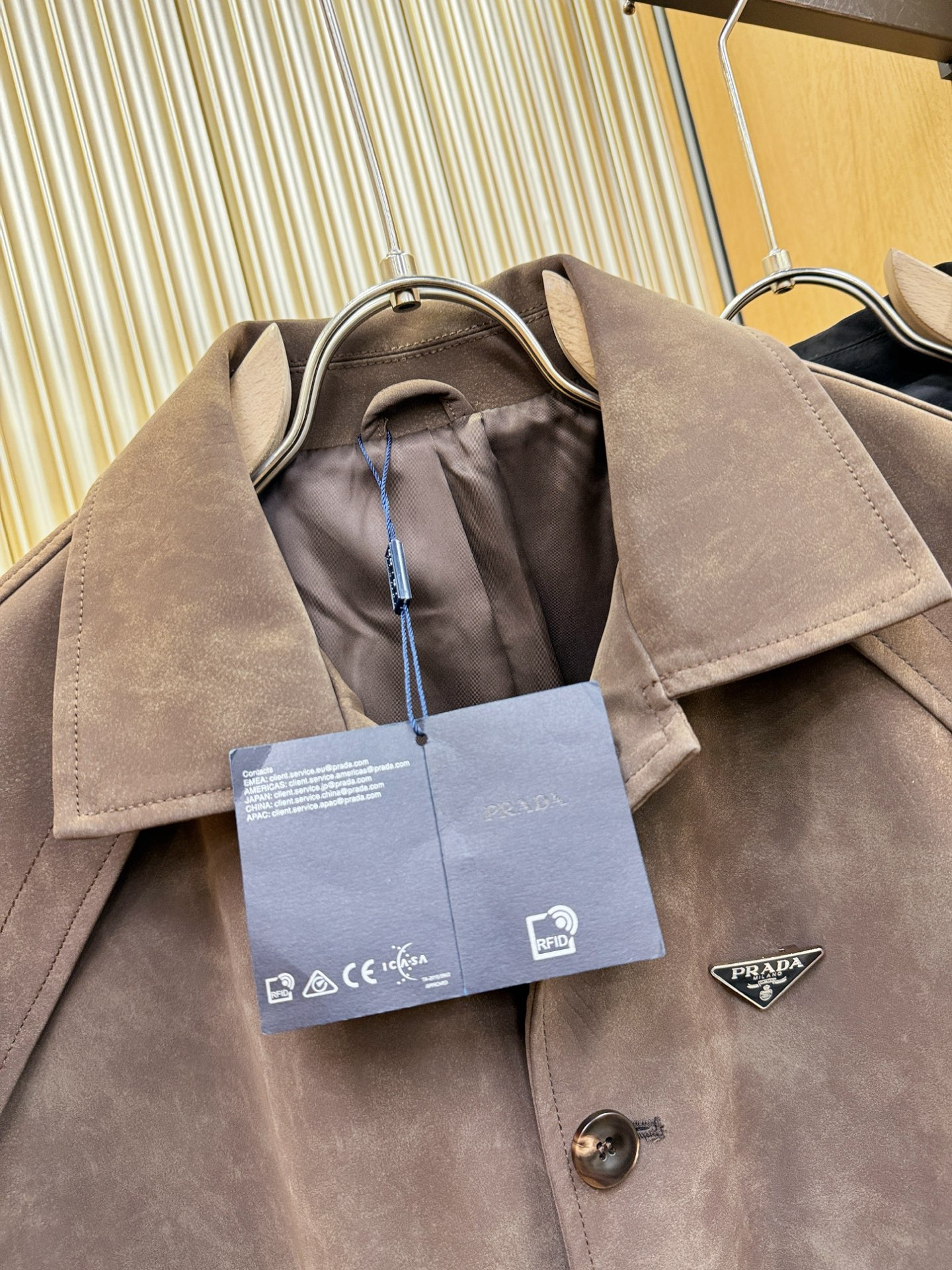 品质可媲美专柜 PRADA 普拉达 2026新款系列经典款 中长款麂皮绒风衣外套 欧洲渠道订单，高端必备