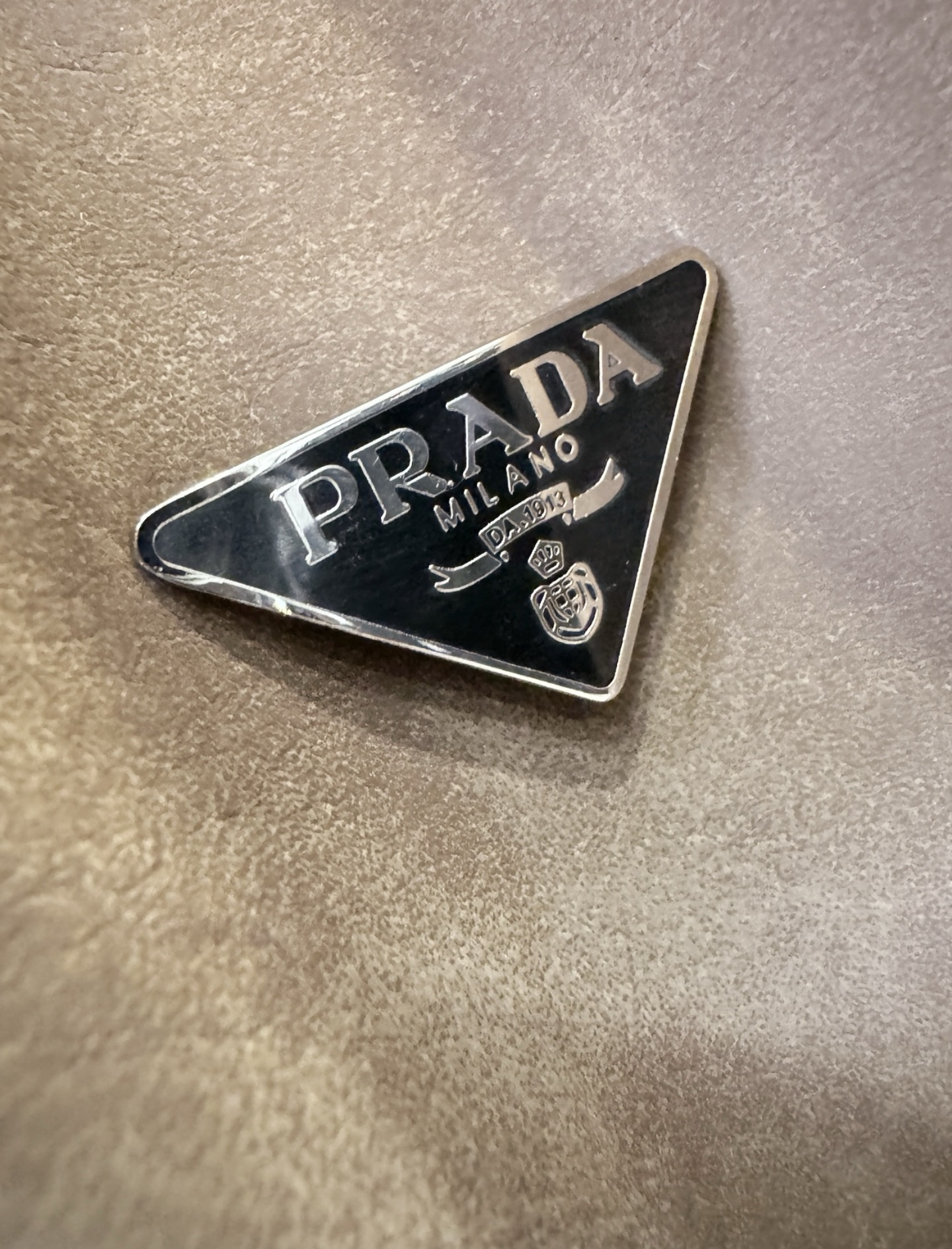 品质可媲美专柜 PRADA 普拉达 2026新款系列经典款 中长款麂皮绒风衣外套 欧洲渠道订单，高端必备