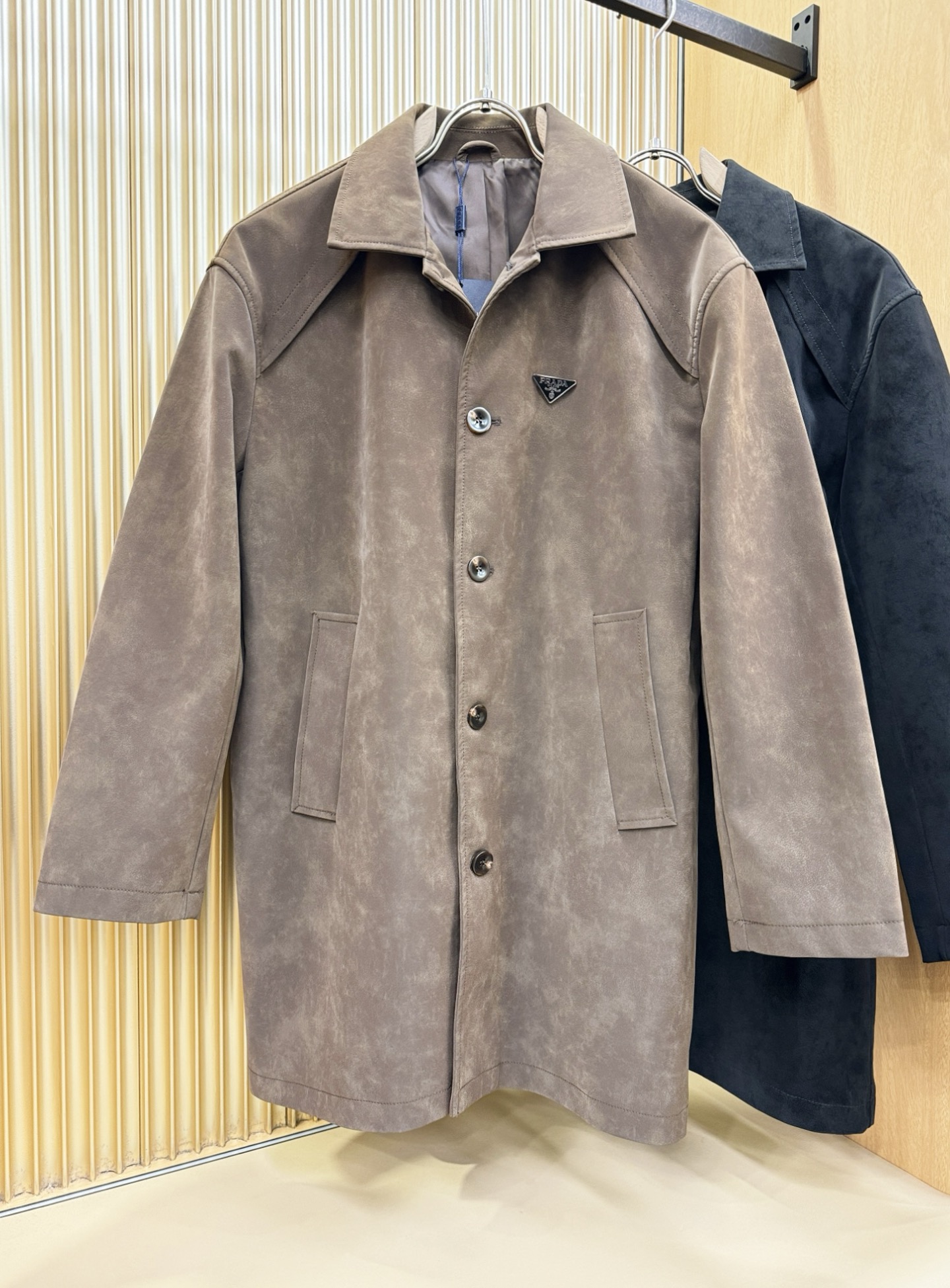 品质可媲美专柜 PRADA 普拉达 2026新款系列经典款 中长款麂皮绒风衣外套 欧洲渠道订单，高端必备