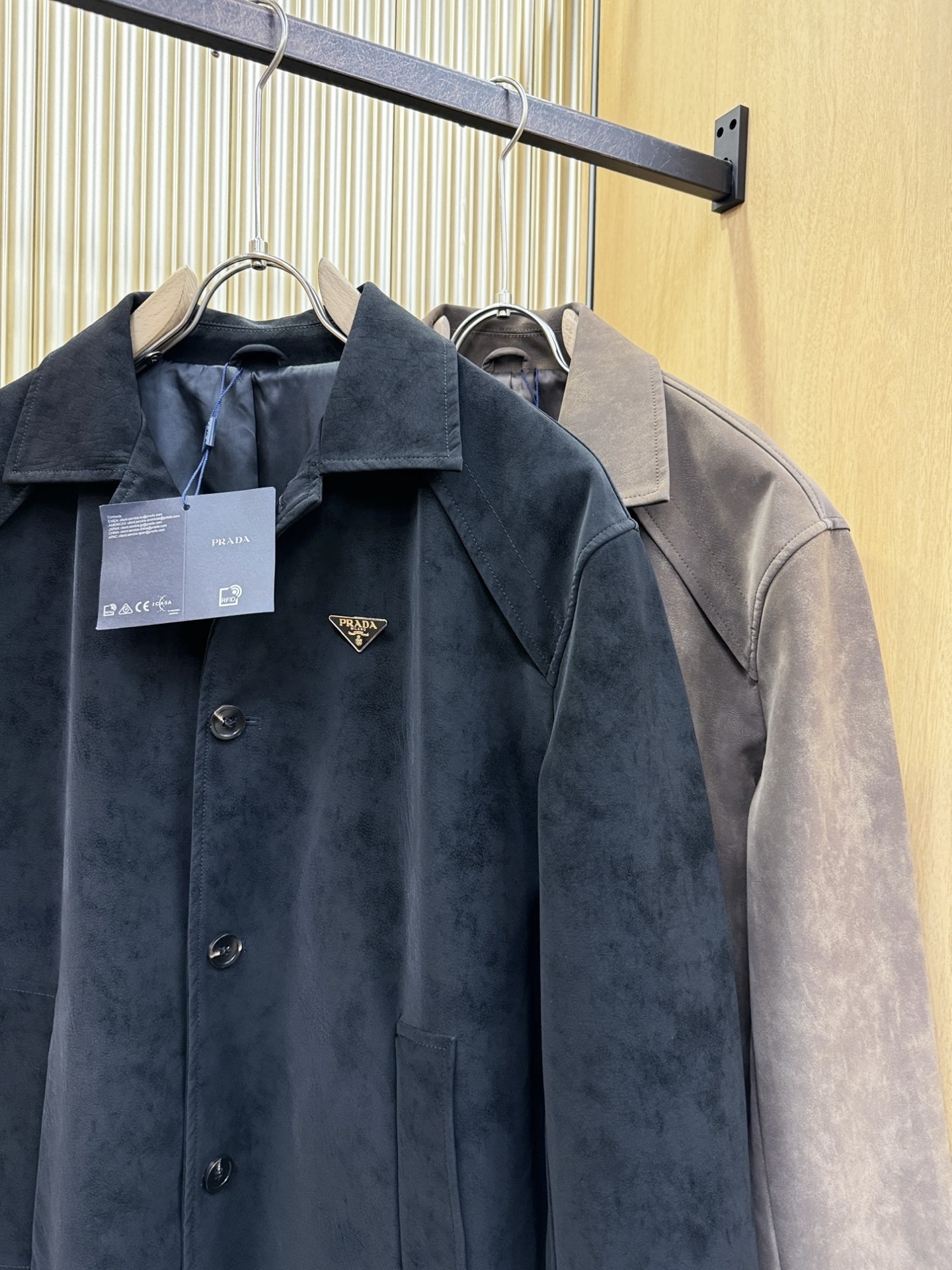 品质可媲美专柜 PRADA 普拉达 2026新款系列经典款 中长款麂皮绒风衣外套 欧洲渠道订单，高端必备