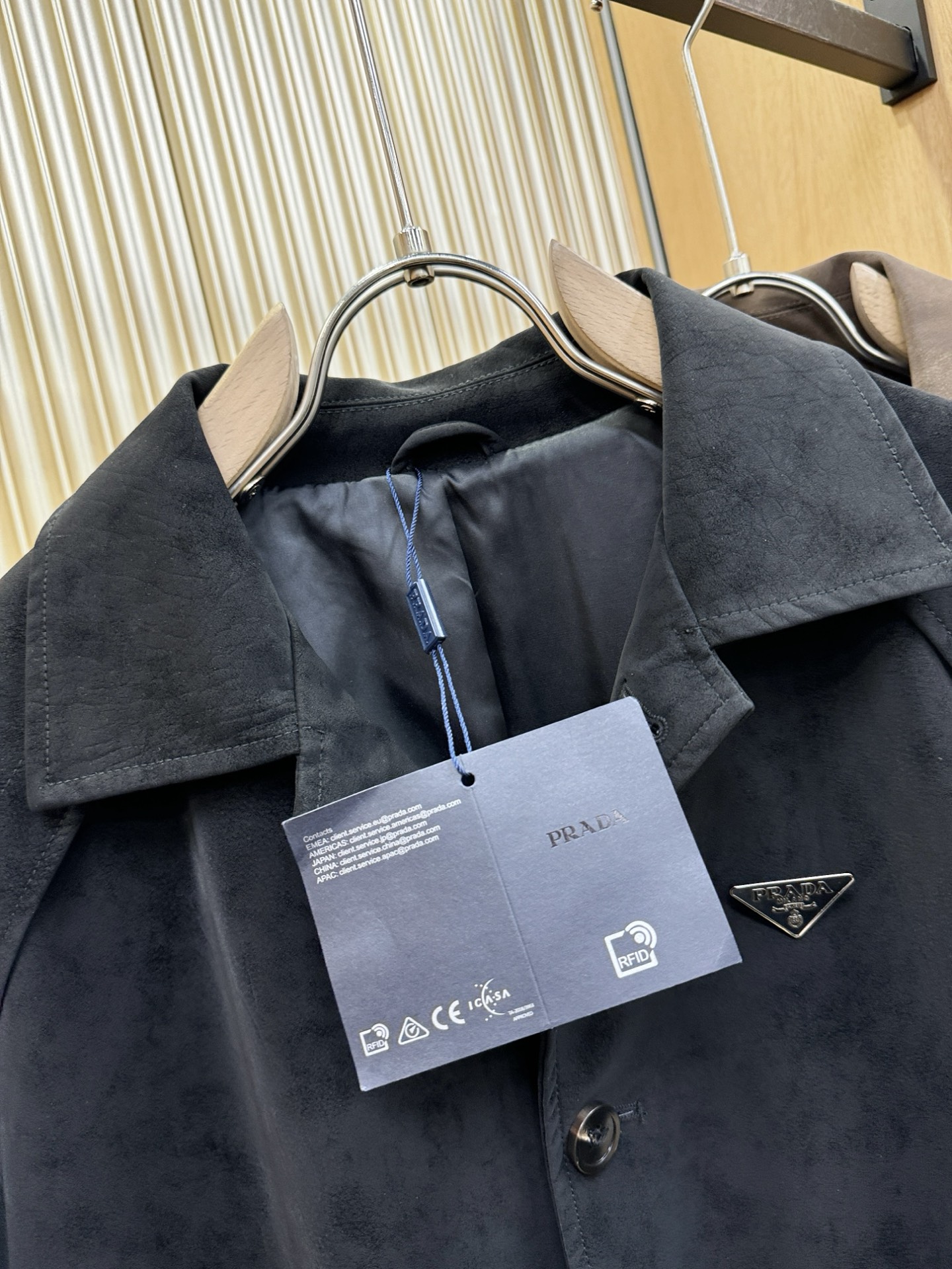品质可媲美专柜 PRADA 普拉达 2026新款系列经典款 中长款麂皮绒风衣外套 欧洲渠道订单，高端必备