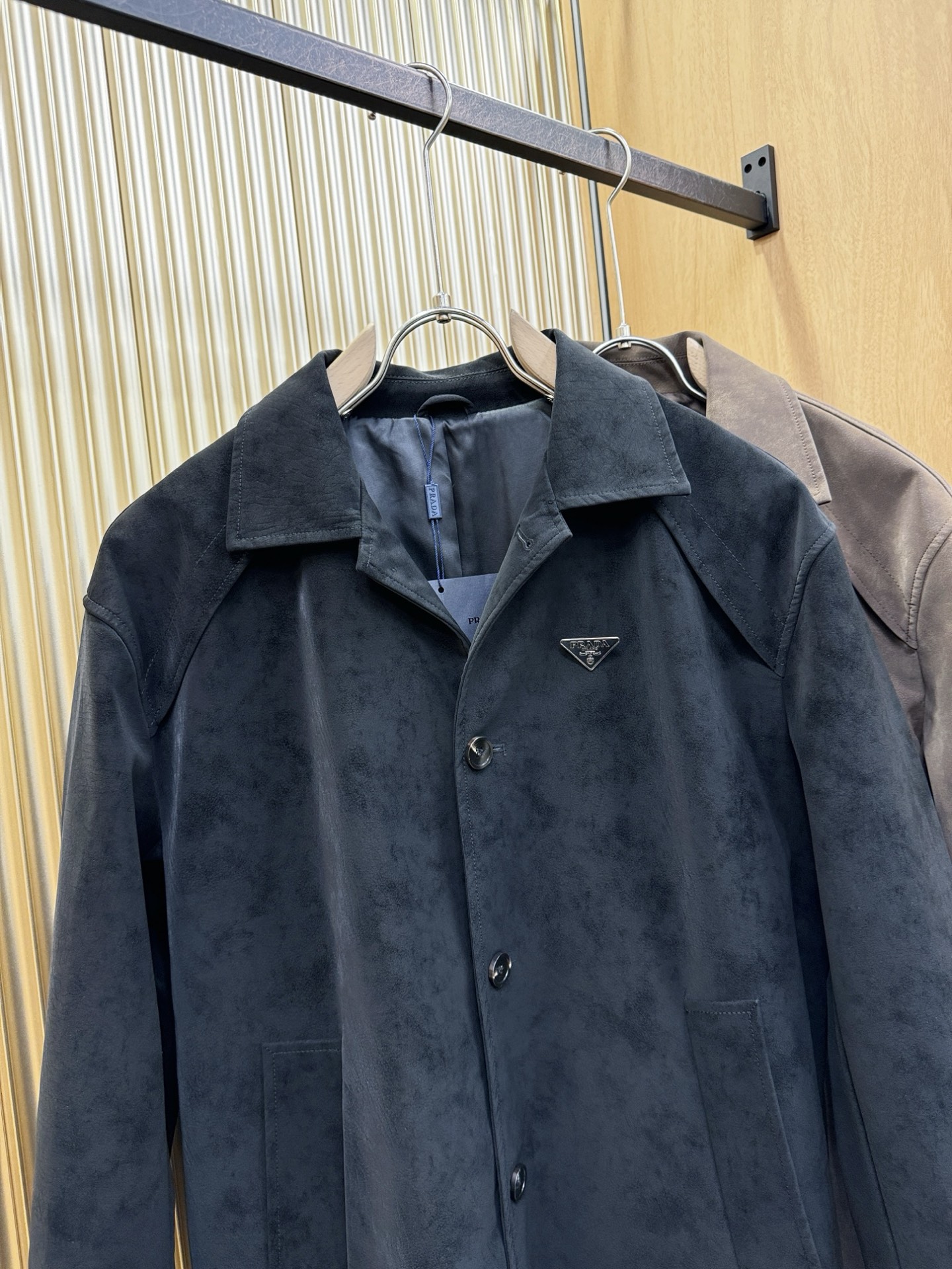 品质可媲美专柜 PRADA 普拉达 2026新款系列经典款 中长款麂皮绒风衣外套 欧洲渠道订单，高端必备