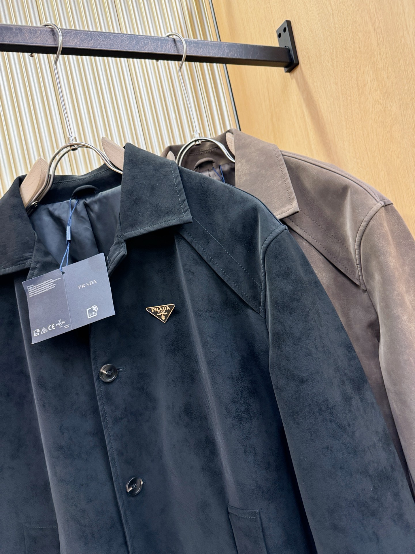 品质可媲美专柜 PRADA 普拉达 2026新款系列经典款 中长款麂皮绒风衣外套 欧洲渠道订单，高端必备