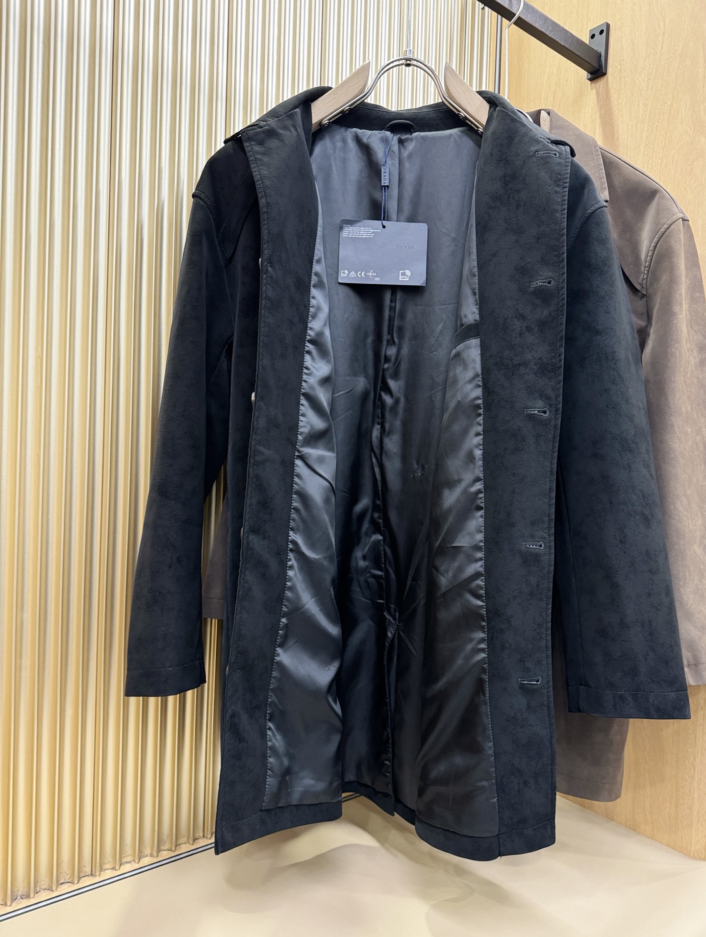 品质可媲美专柜 PRADA 普拉达 2026新款系列经典款 中长款麂皮绒风衣外套 欧洲渠道订单，高端必备