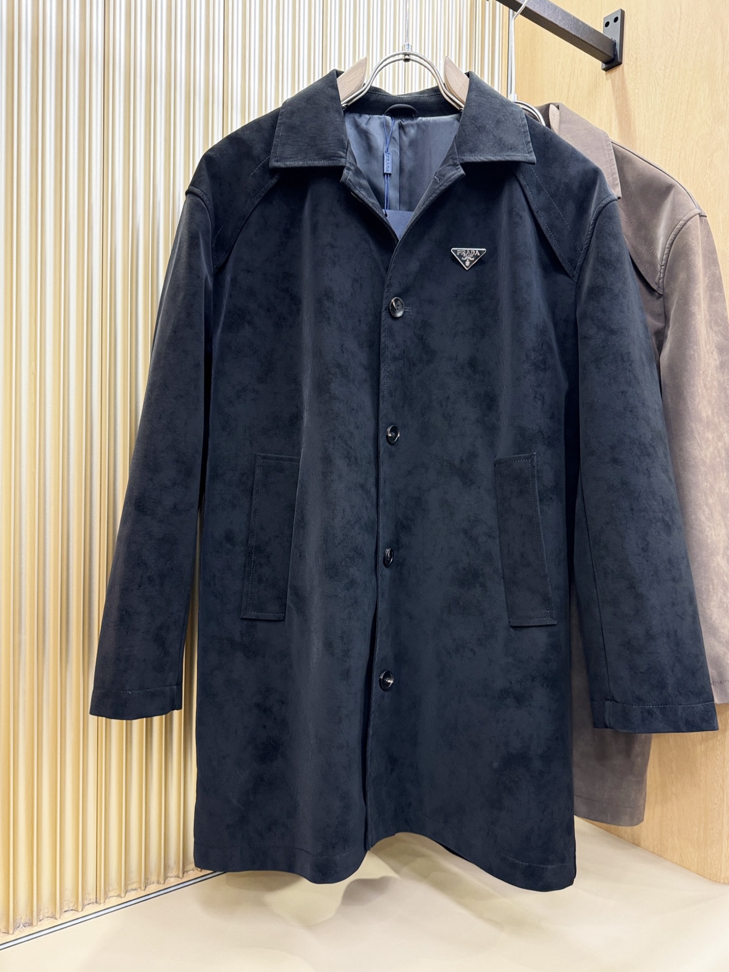 品质可媲美专柜 PRADA 普拉达 2026新款系列经典款 中长款麂皮绒风衣外套 欧洲渠道订单，高端必备