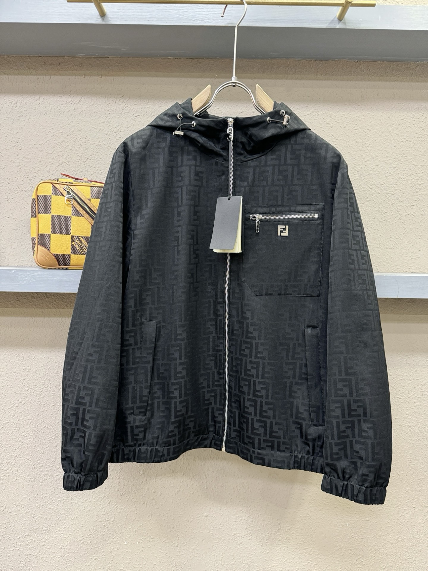 P300 ⚠️ FENDI 2026 nueva chaqueta, original de fábrica, tejido importado de Italia, chaqueta de moda. Lanzada simultáne…