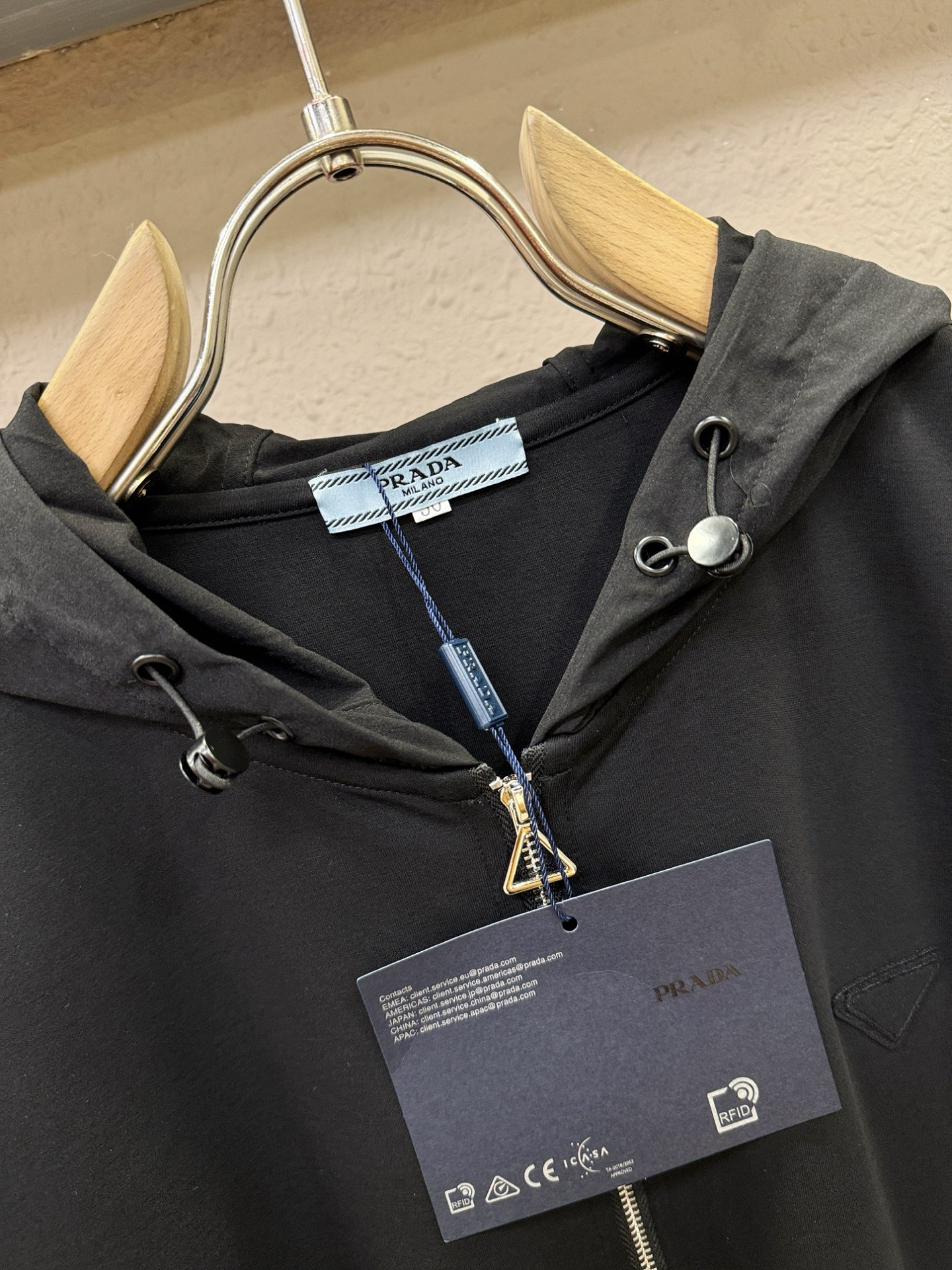 PRADA 普拉达 新款短袖开衫，原单狠货开衫。欧洲专柜同步，上身更随意大方，专柜原版五金奢华高档定制配