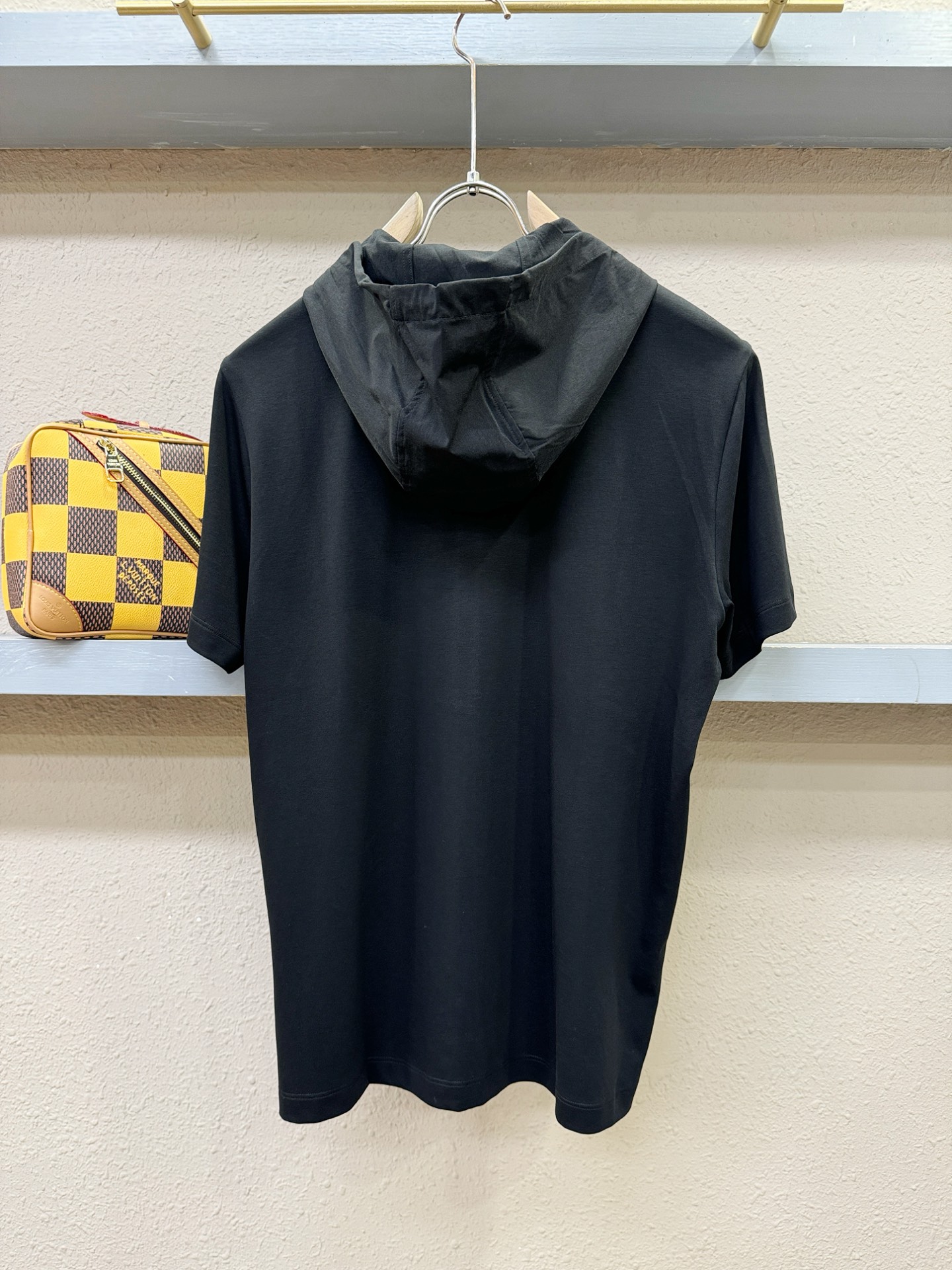 PRADA 普拉达 新款短袖开衫，原单狠货开衫。欧洲专柜同步，上身更随意大方，专柜原版五金奢华高档定制配