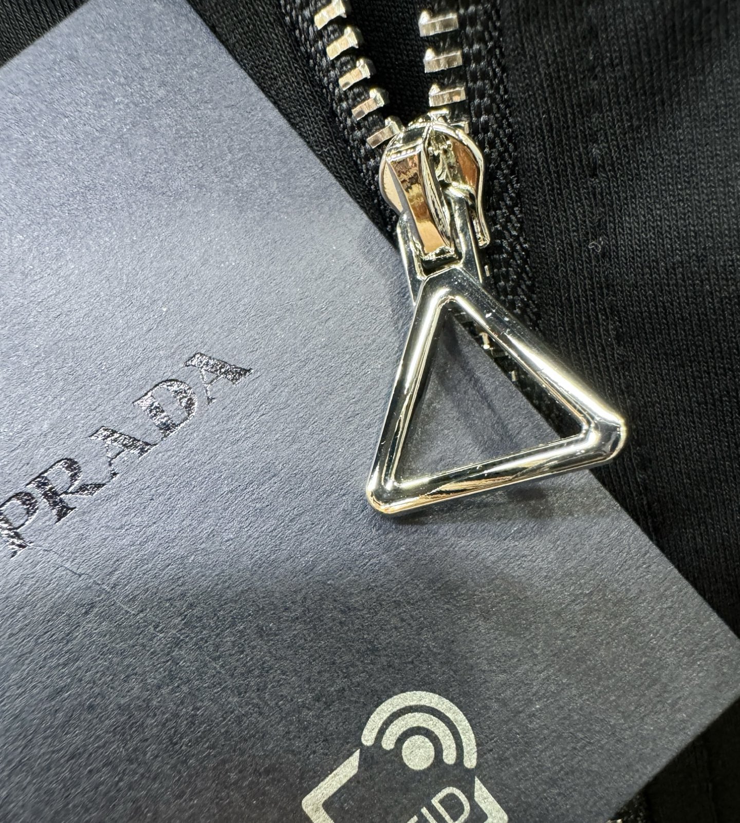 PRADA 普拉达 新款短袖开衫，原单狠货开衫。欧洲专柜同步，上身更随意大方，专柜原版五金奢华高档定制配