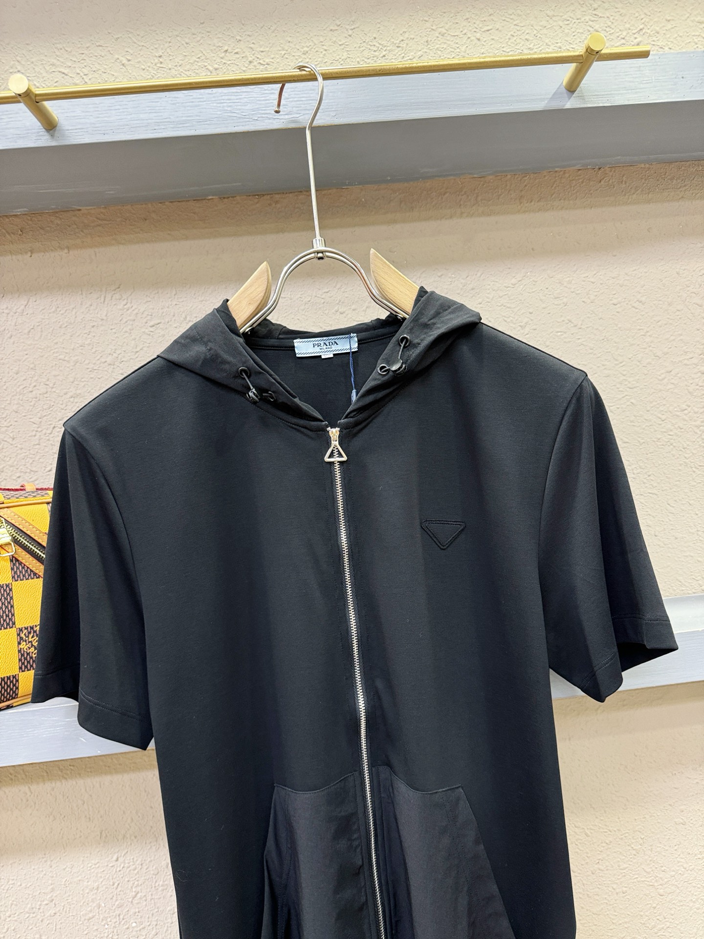 PRADA 普拉达 新款短袖开衫，原单狠货开衫。欧洲专柜同步，上身更随意大方，专柜原版五金奢华高档定制配