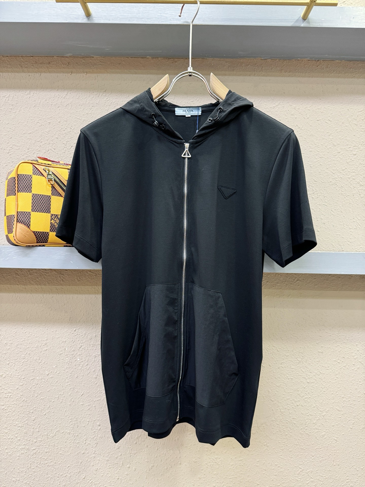 PRADA 普拉达 新款短袖开衫，原单狠货开衫。欧洲专柜同步，上身更随意大方，专柜原版五金奢华高档定制配