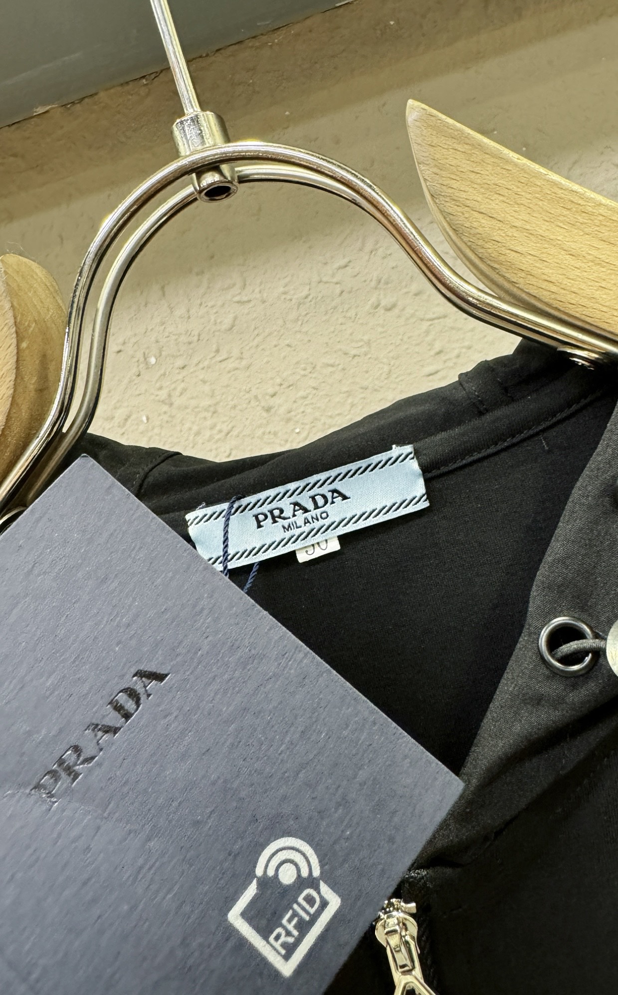 PRADA 普拉达 新款短袖开衫，原单狠货开衫。欧洲专柜同步，上身更随意大方，专柜原版五金奢华高档定制配