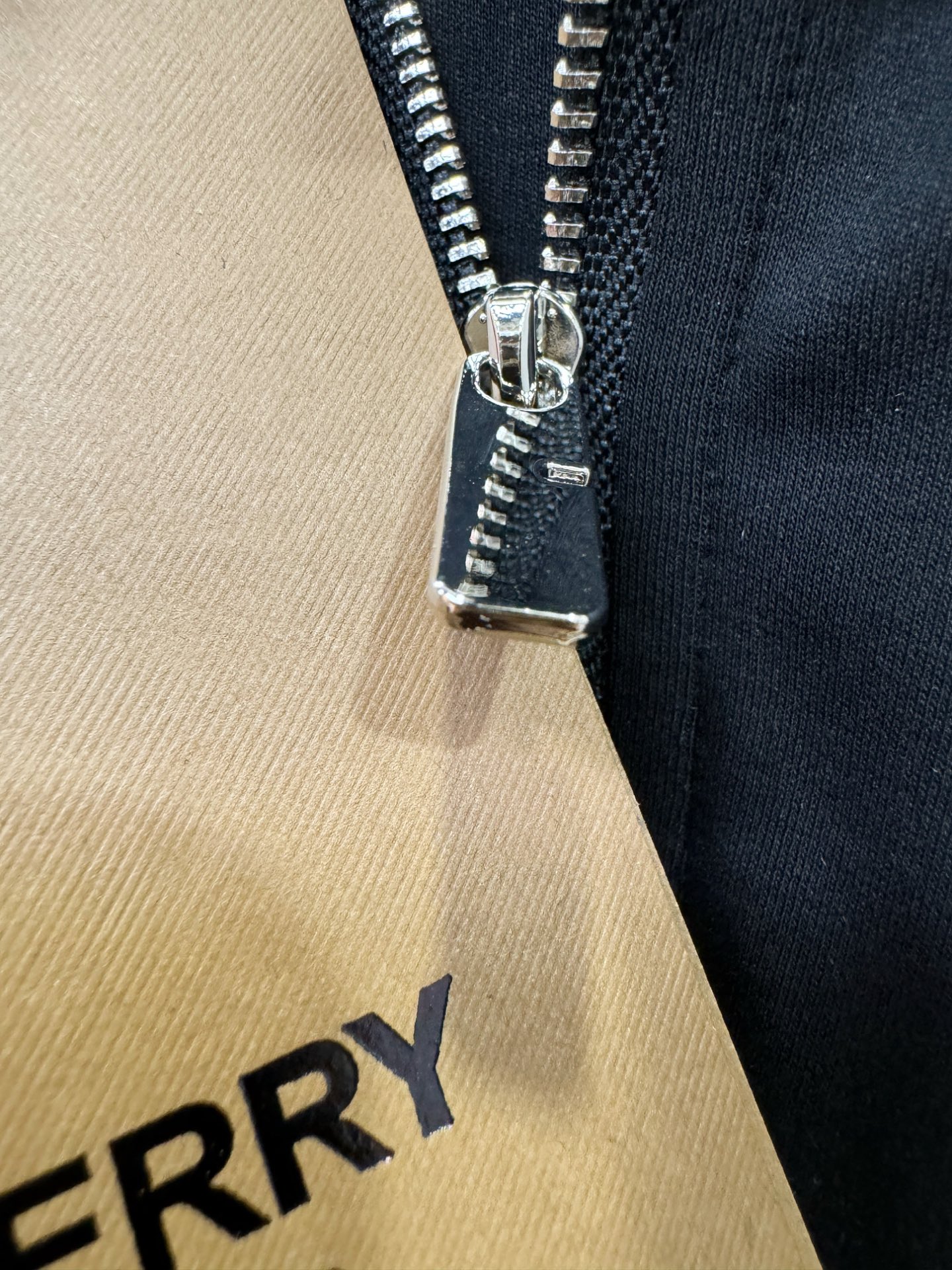 BURBERRY巴宝莉 新款短袖开衫，原单狠货开衫。欧洲专柜同步，上身更随意大方，专柜原版五金奢华高档定