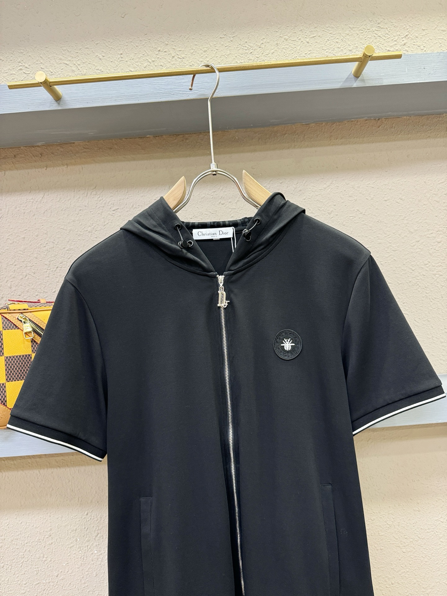 Dior迪奥 新款短袖开衫，原单狠货开衫。欧洲专柜同步，上身更随意大方，专柜原版五金奢华高档定制配饰新作