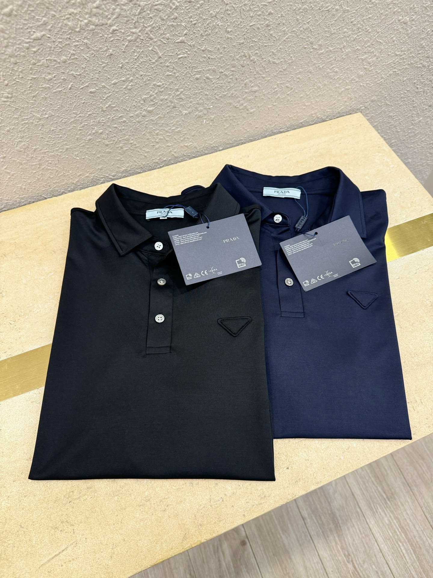 PRADA 普拉达 2026春夏新款首发专柜最新款翻领短袖，100%丝光棉面料，高端订制 设计前卫时尚！