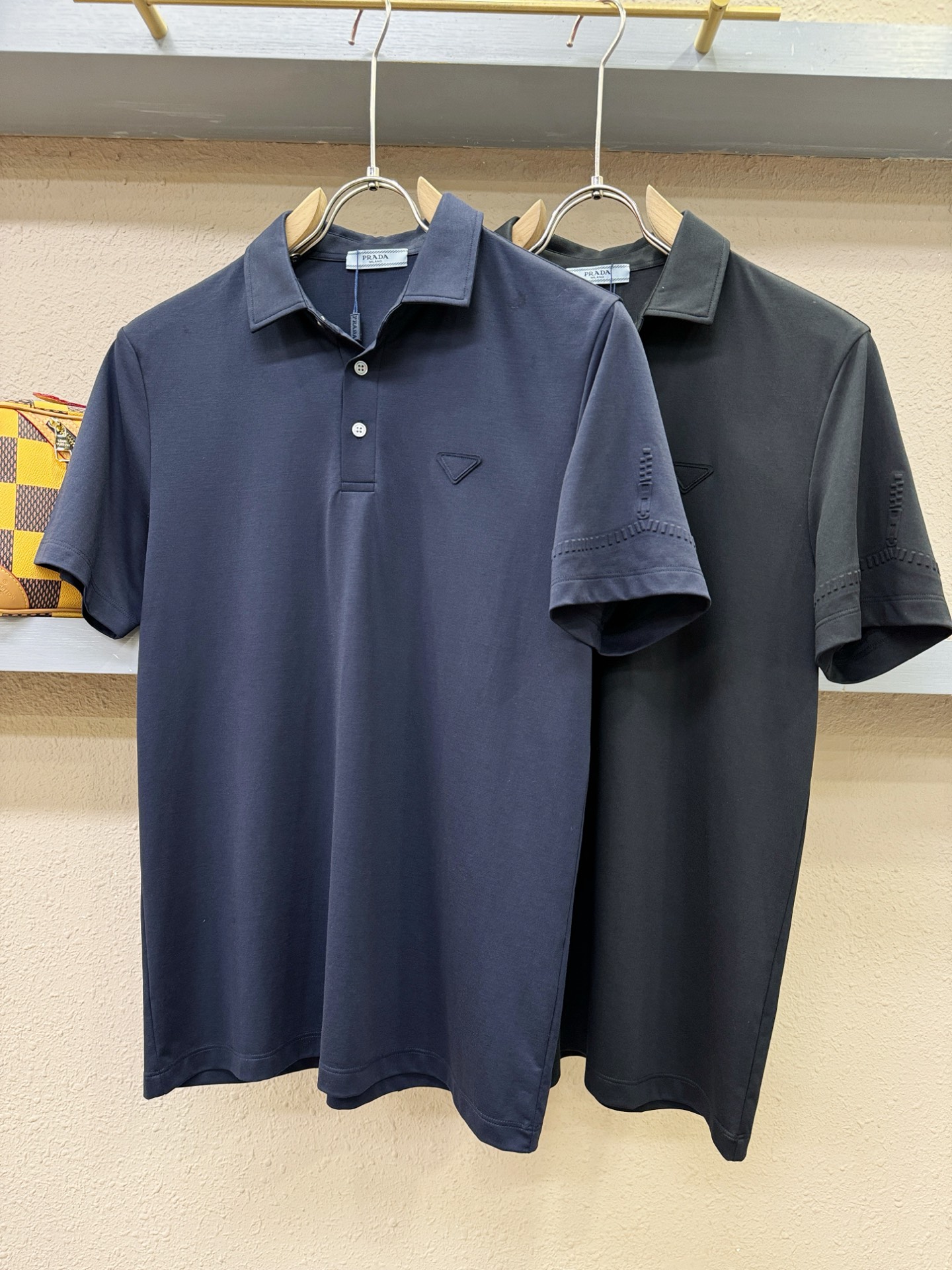 PRADA 普拉达 2026春夏新款首发专柜最新款翻领短袖，100%丝光棉面料，高端订制 设计前卫时尚！