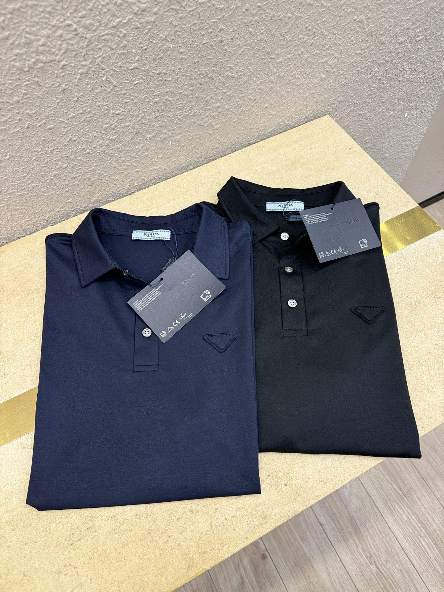 PRADA 普拉达 2026春夏新款首发专柜最新款翻领短袖，100%丝光棉面料，高端订制 设计前卫时尚！