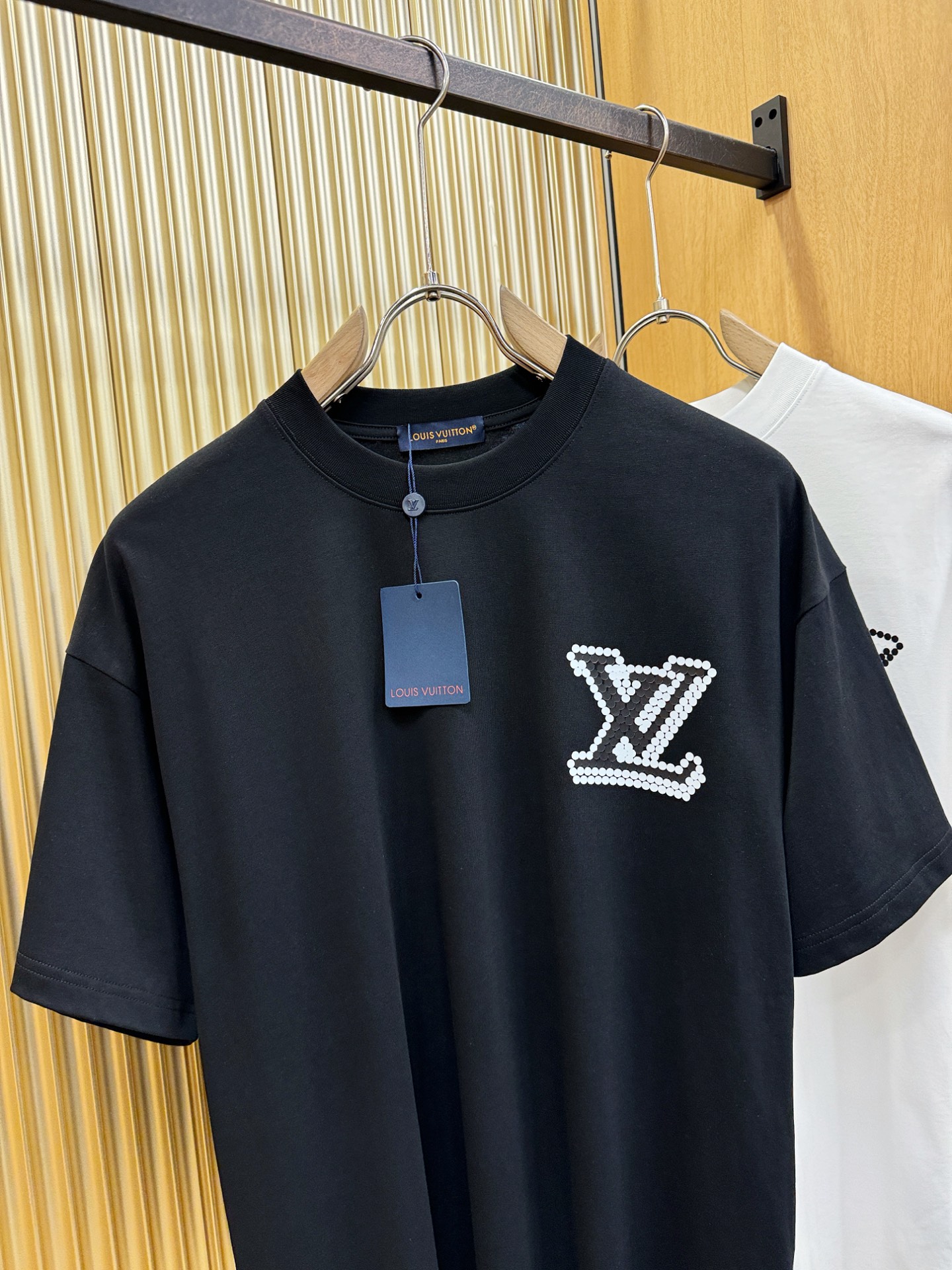 LV路易威登 2026新款短袖T恤！走秀图案时尚休闲短袖T恤衫！设计logo设计！极具设计精选客供面料，