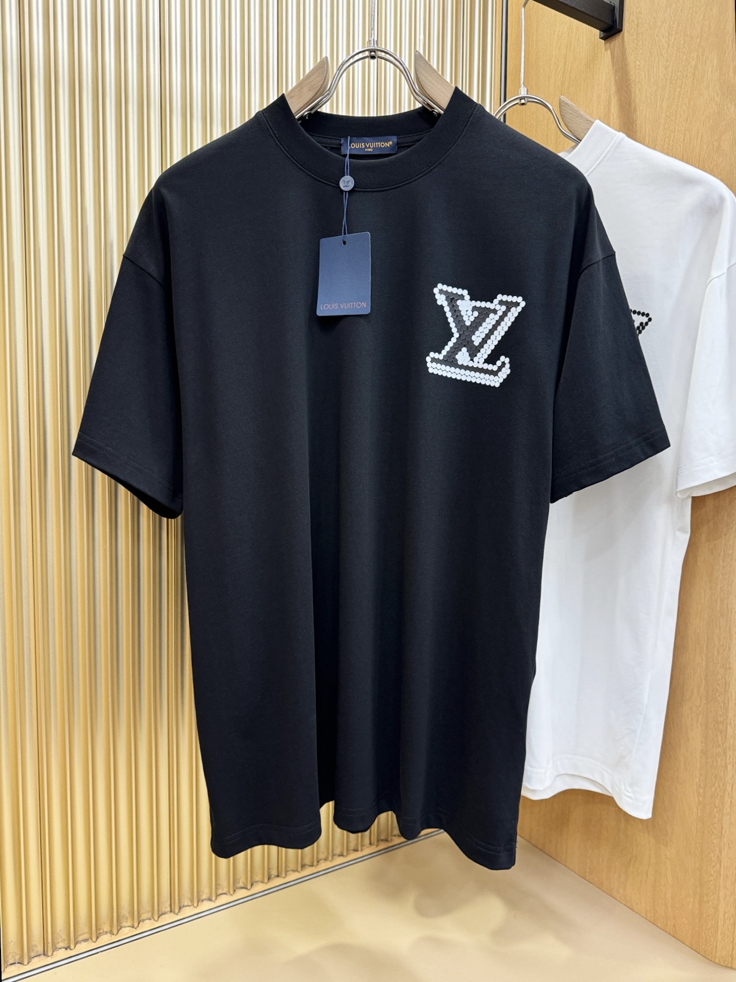 LV路易威登 2026新款短袖T恤！走秀图案时尚休闲短袖T恤衫！设计logo设计！极具设计精选客供面料，