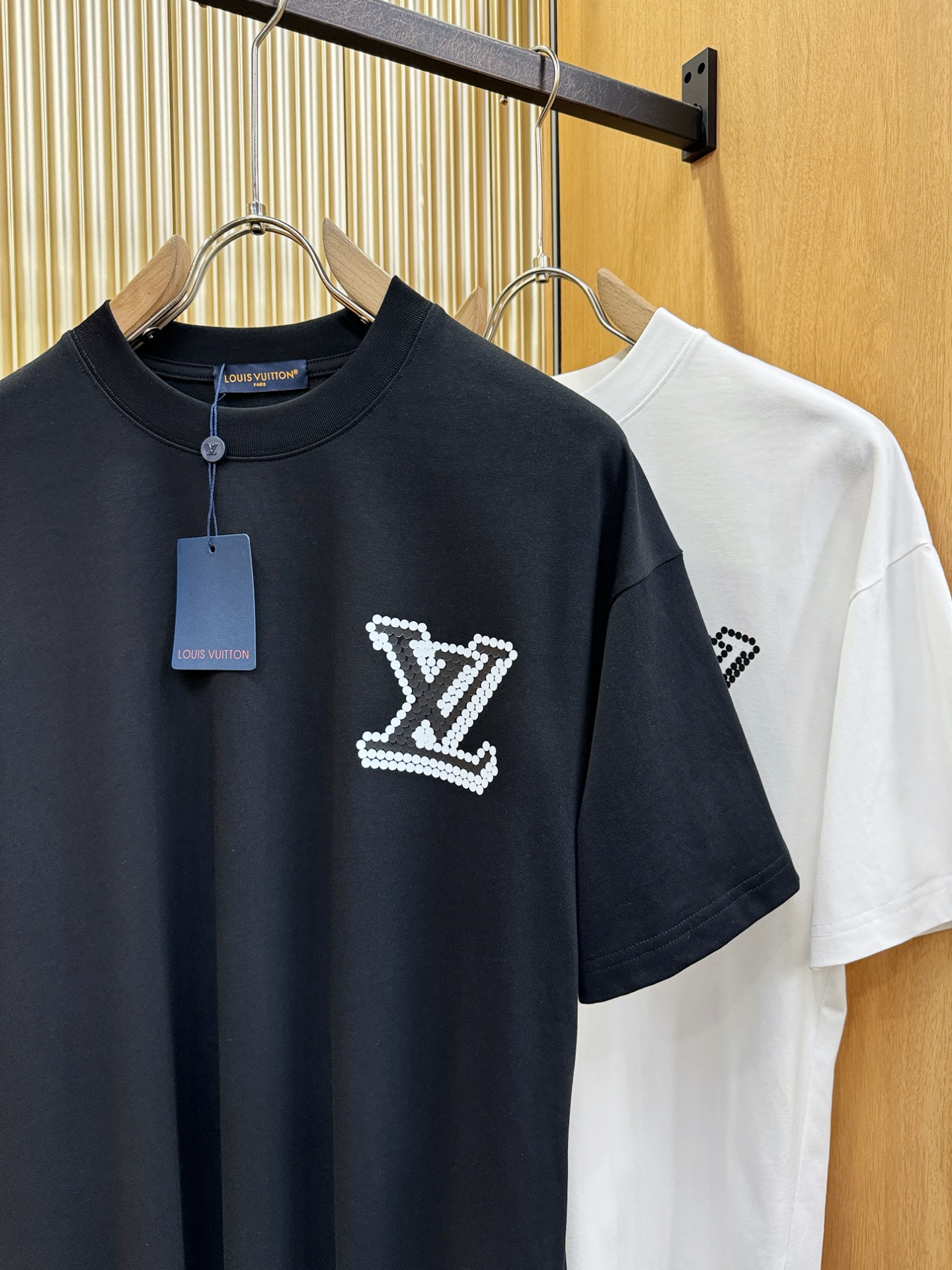 LV路易威登 2026新款短袖T恤！走秀图案时尚休闲短袖T恤衫！设计logo设计！极具设计精选客供面料，